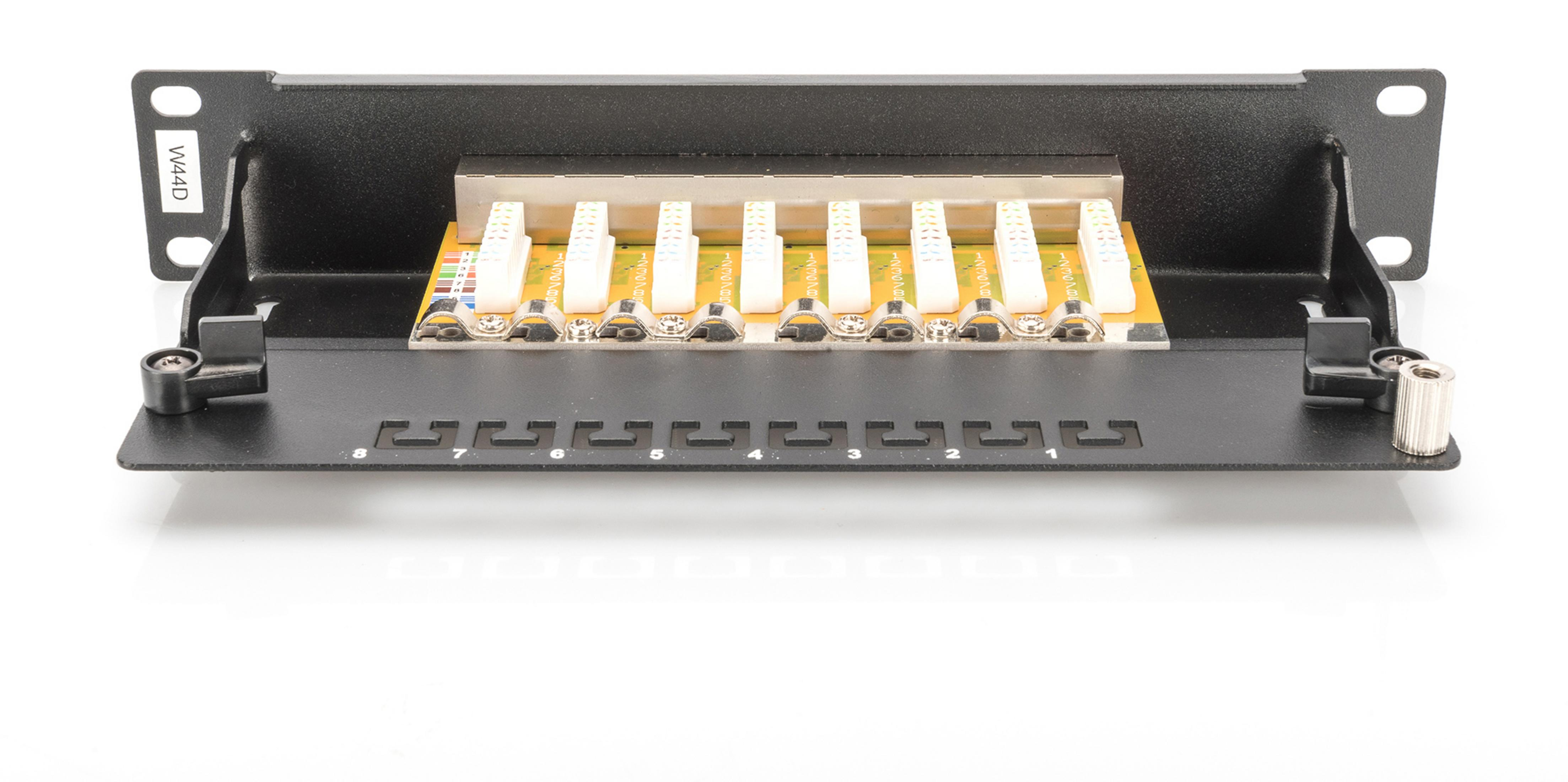 Netzwerk-Patchfeld mit mehreren RJ45-Ports in schwarzem Rack.