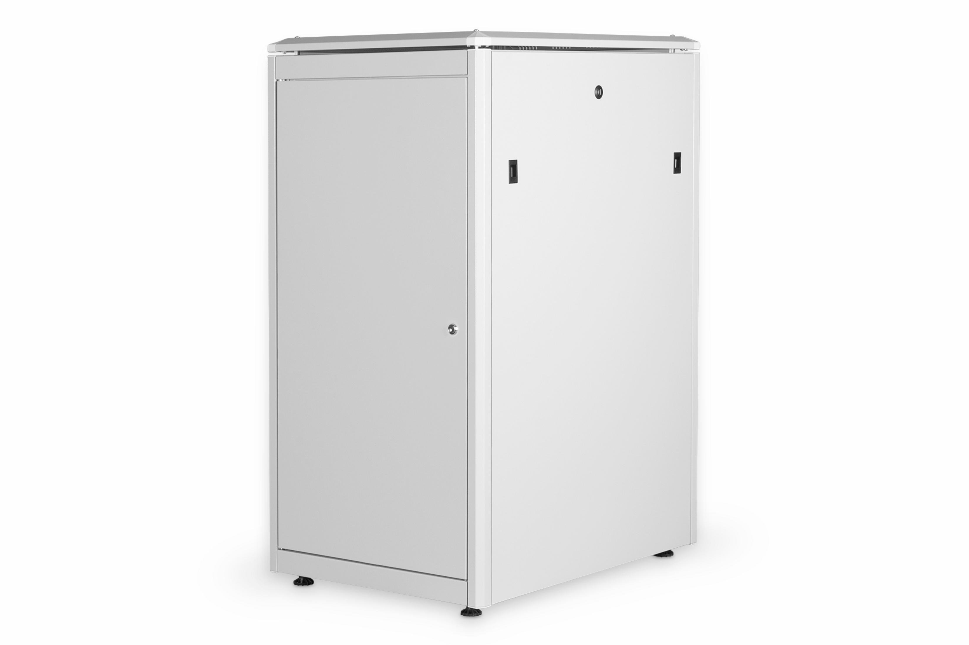 Mobile bianco alto. Contiene una porta a sinistra e maniglie nere. Sfondo bianco.