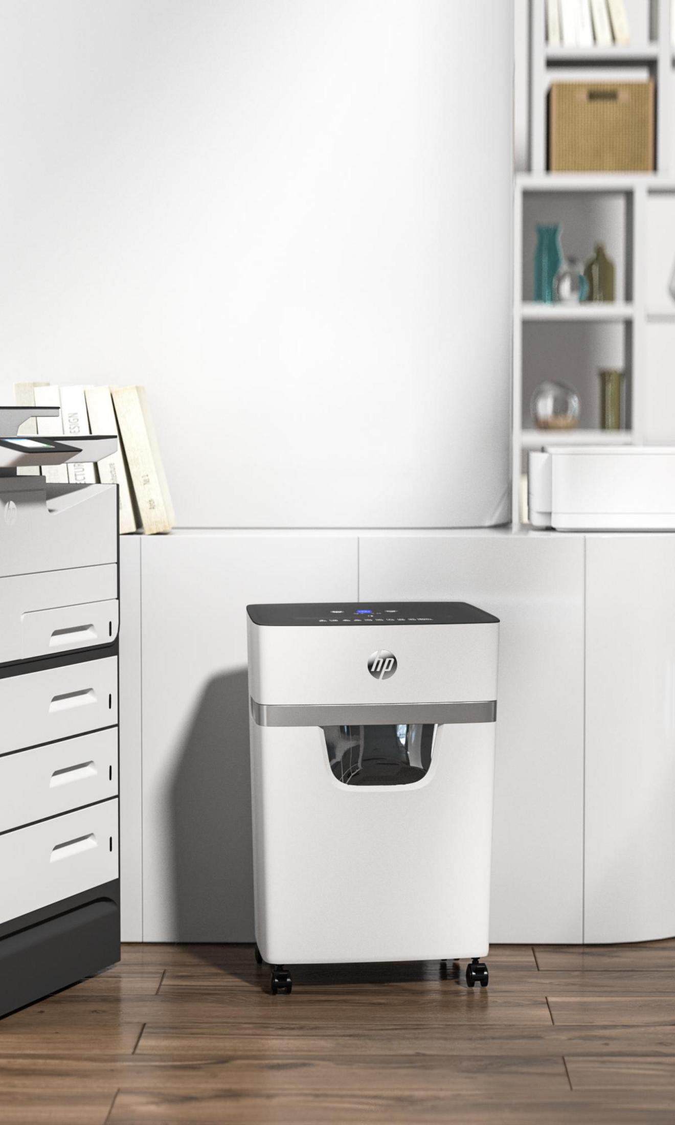 Biała niszczarka do papieru HP w biurze. W pobliżu znajduje się regał i kilka dokumentów.