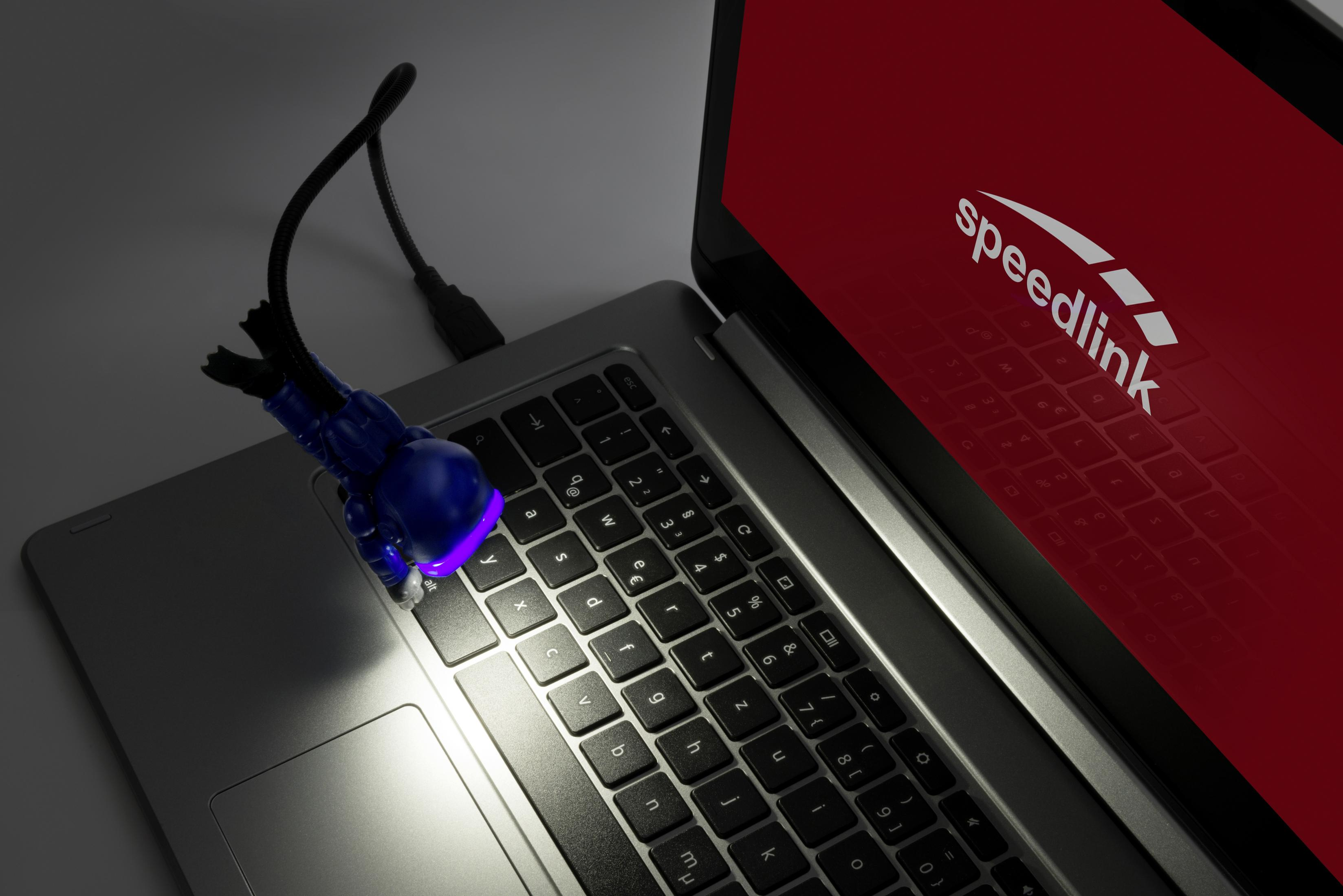 Laptop mit flexibler USB-Leuchte, die die Tastatur beleuchtet, rotes 'speedlink'.