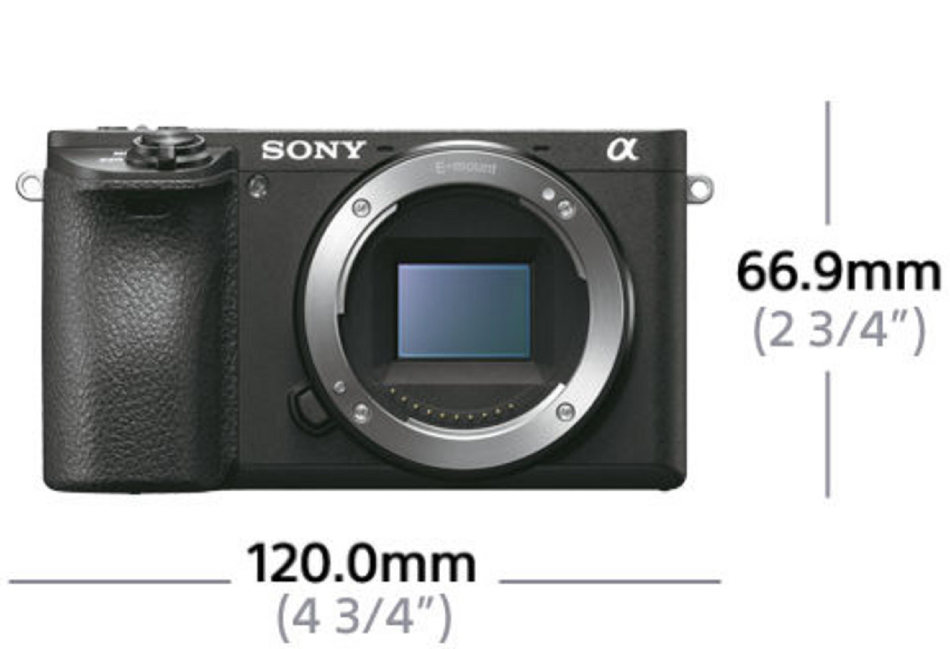 Eine schwarze Sony Kamera mit Abmessungen in mm und Zoll, auf weißem Hintergrund.