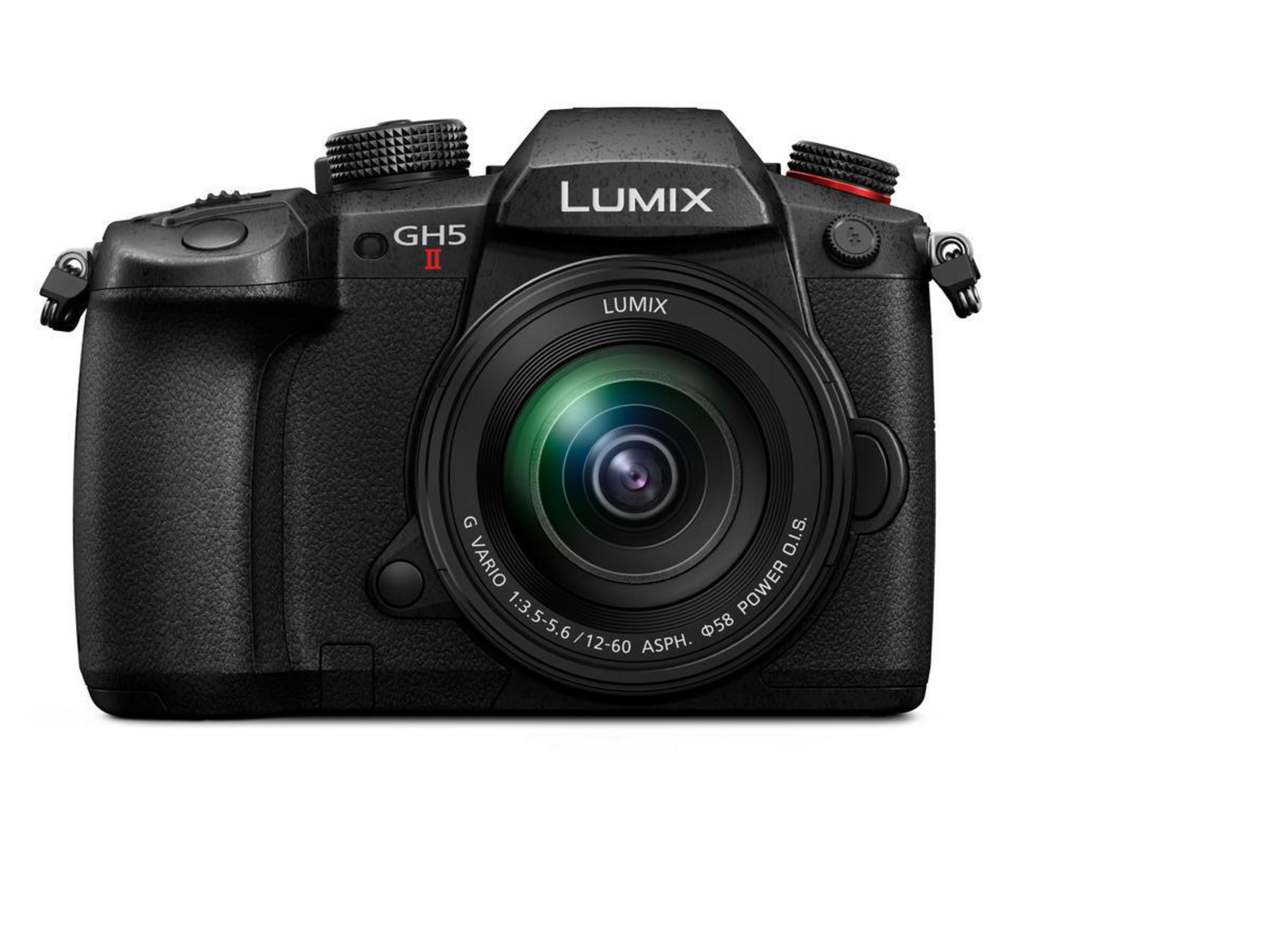 Schwarze Lumix GH5 II Kamera. Hat ein Objektiv und verschiedene Knöpfe. Weißer Hintergrund.