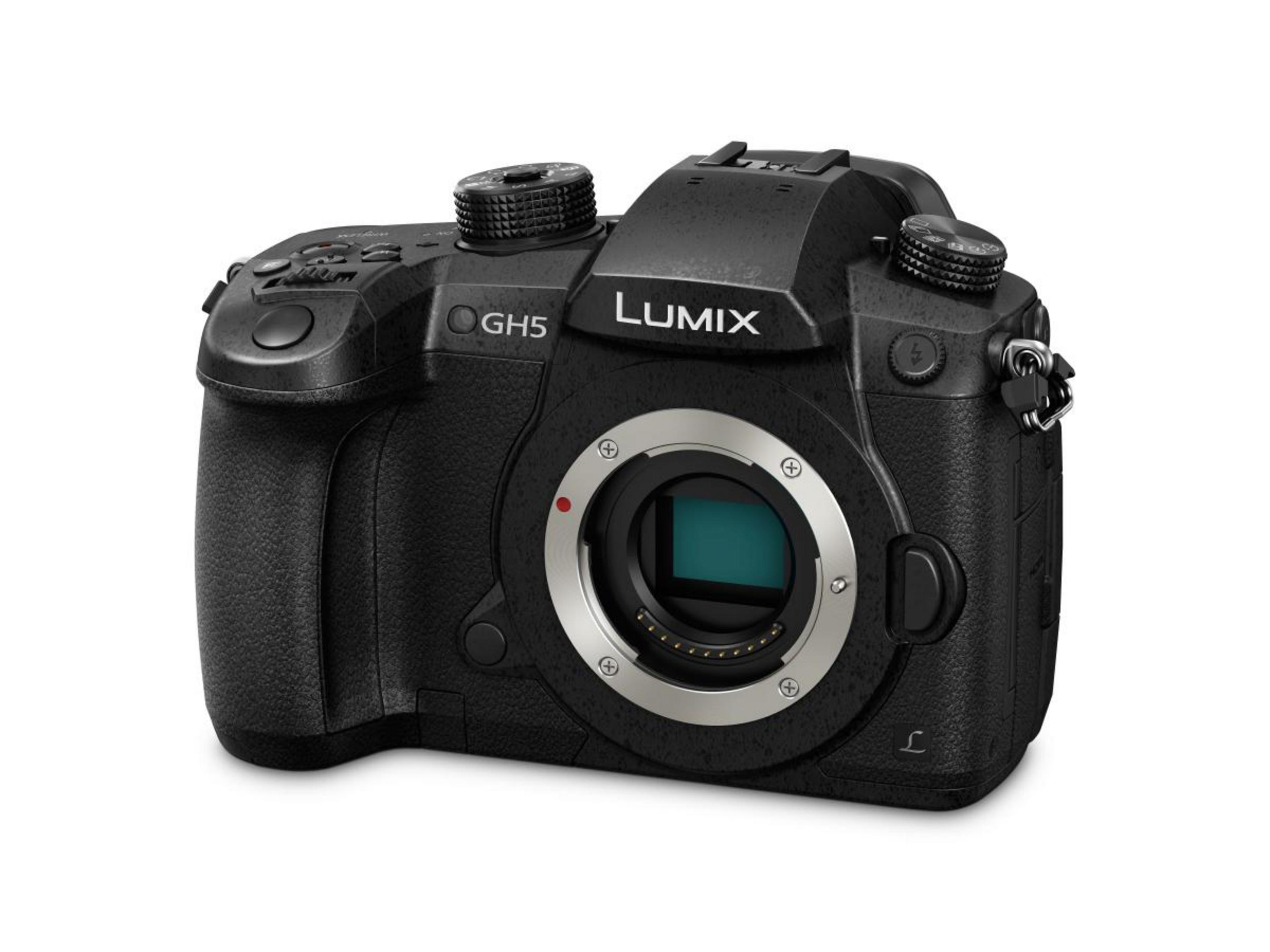 Eine schwarze LUMIX GH5 Kamera auf weißem Hintergrund. Sie hat ein Objektiv.