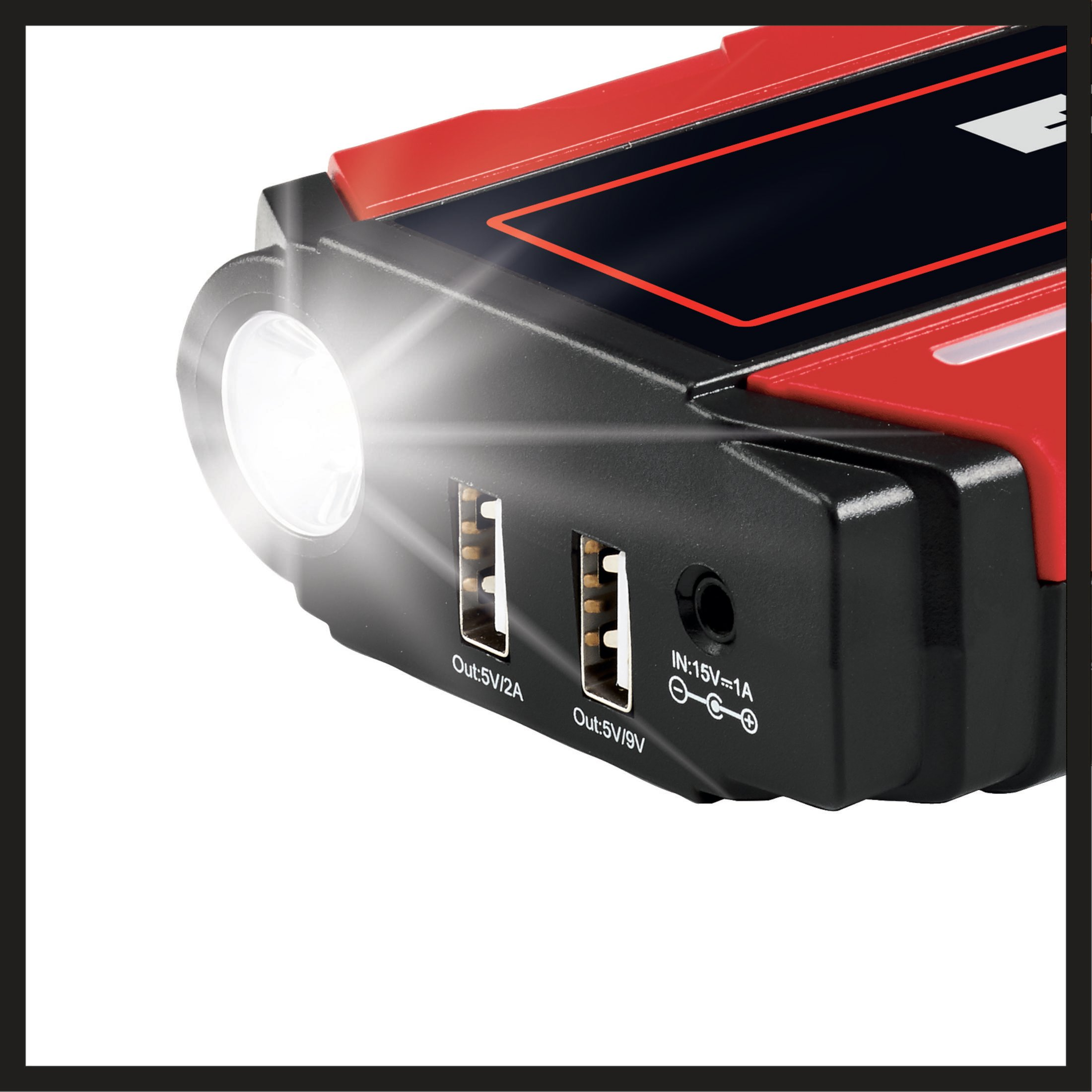 Rote und schwarze Powerbank mit Taschenlampe und USB-Anschlüssen.