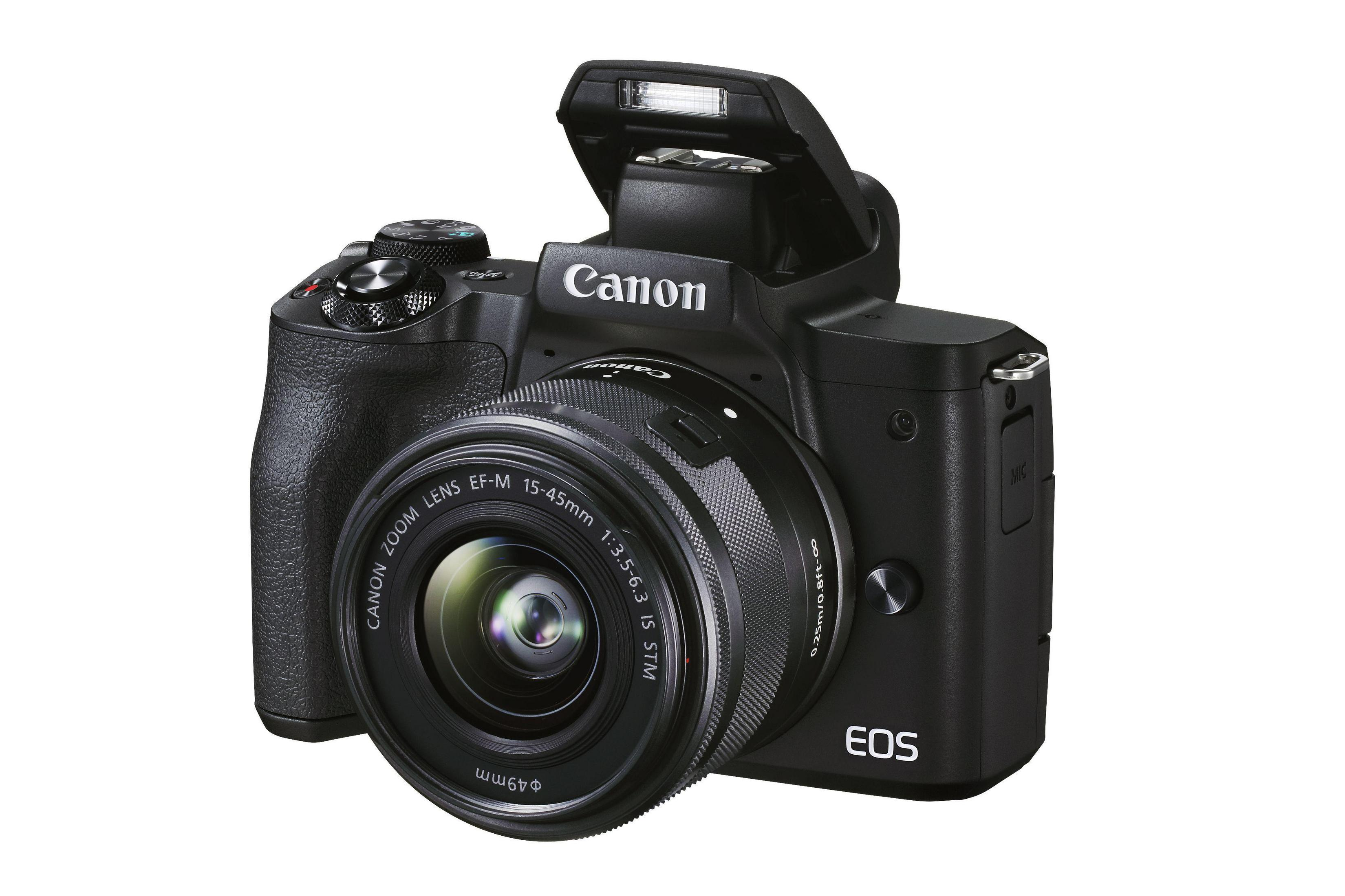 Schwarze Canon EOS Kamera mit Objektiv und geöffnetem Blitz. Canon-Logo sichtbar, Kameradetails werden angezeigt.