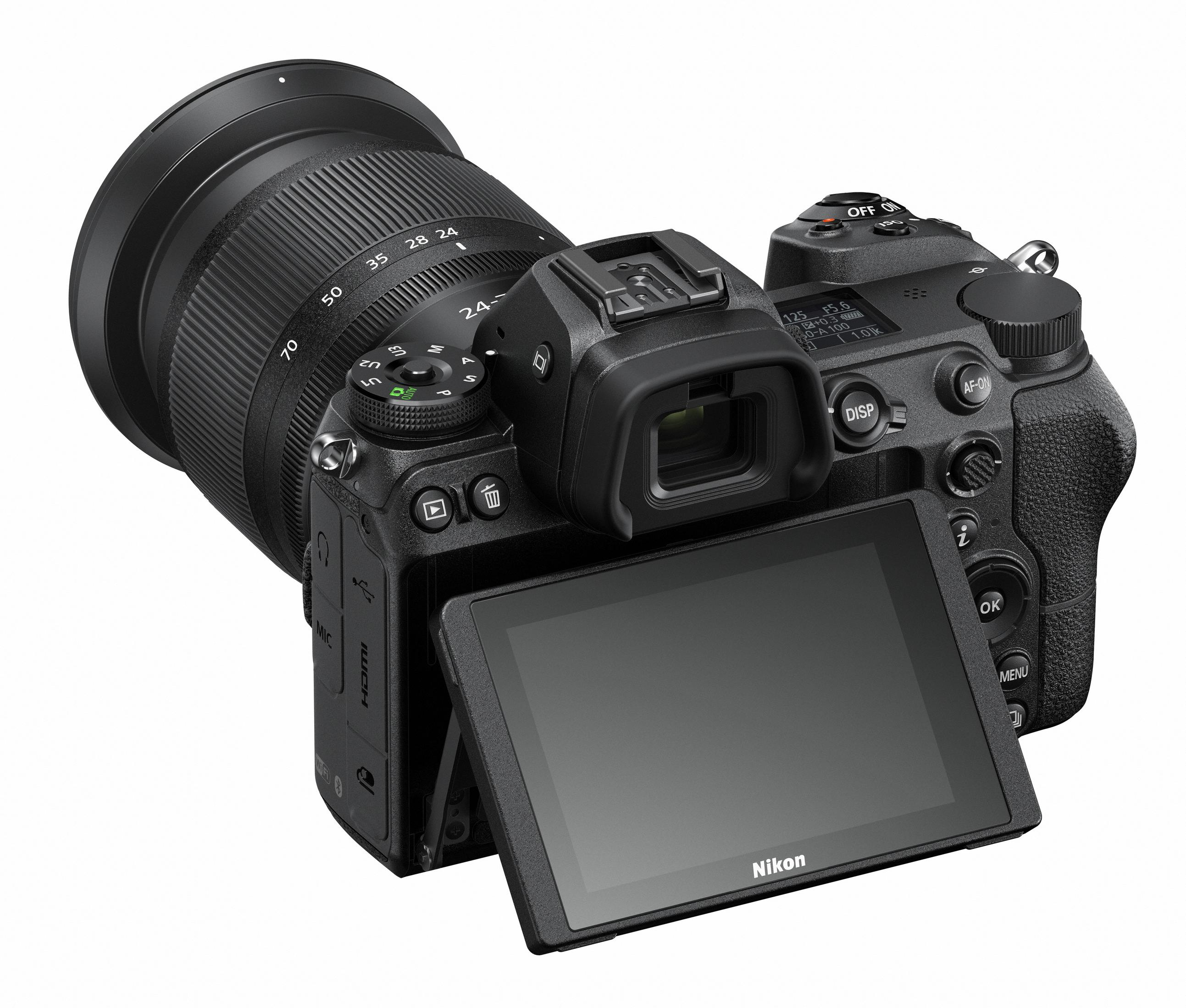 Eine schwarze Nikon Kamera mit Objektiv, geneigtem Bildschirm und verschiedenen Knöpfen, auf weißem Hintergrund.