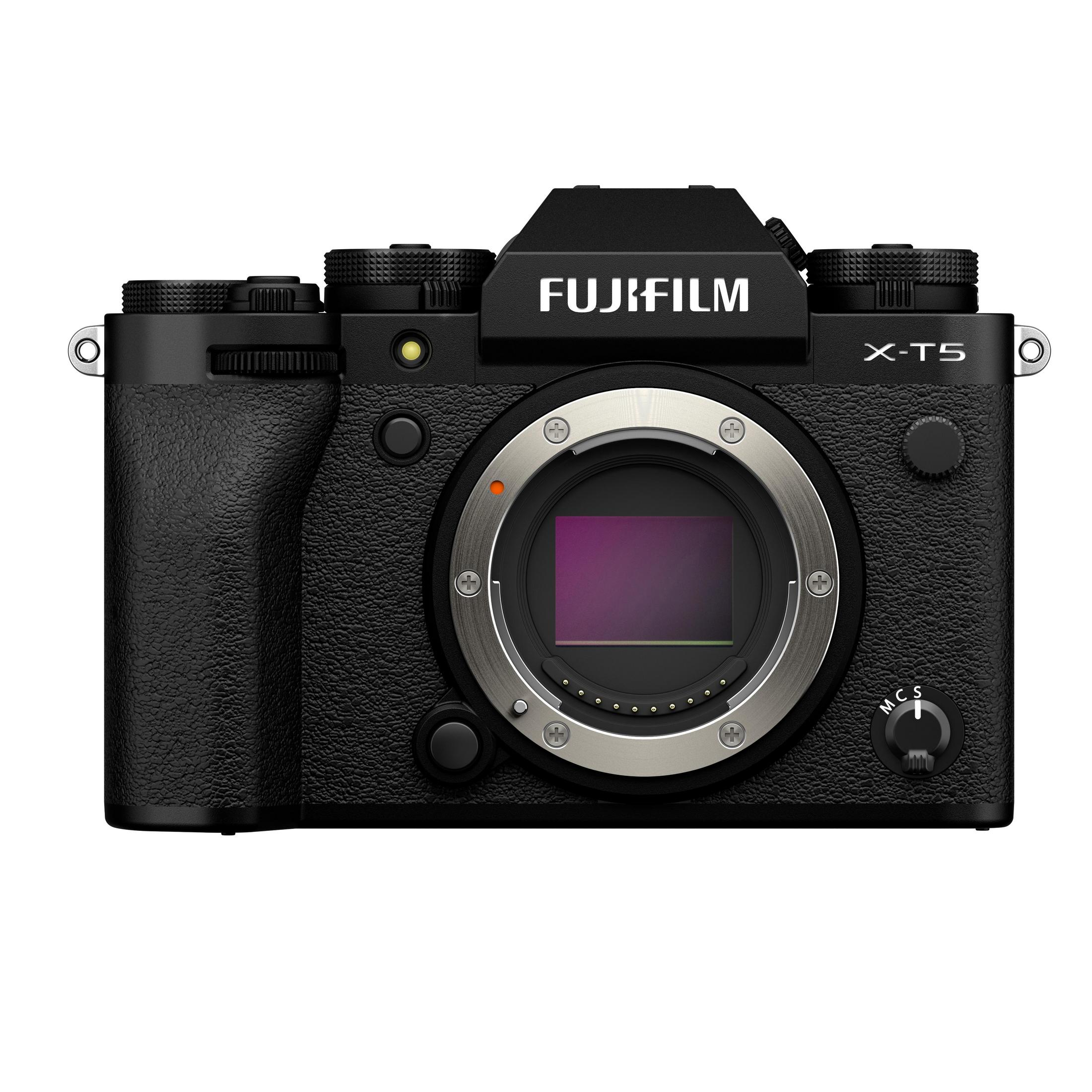 Schwarze Fujifilm X-T5 Kamera mit Objektiv, Knöpfen und Rädern, auf weißem Grund.