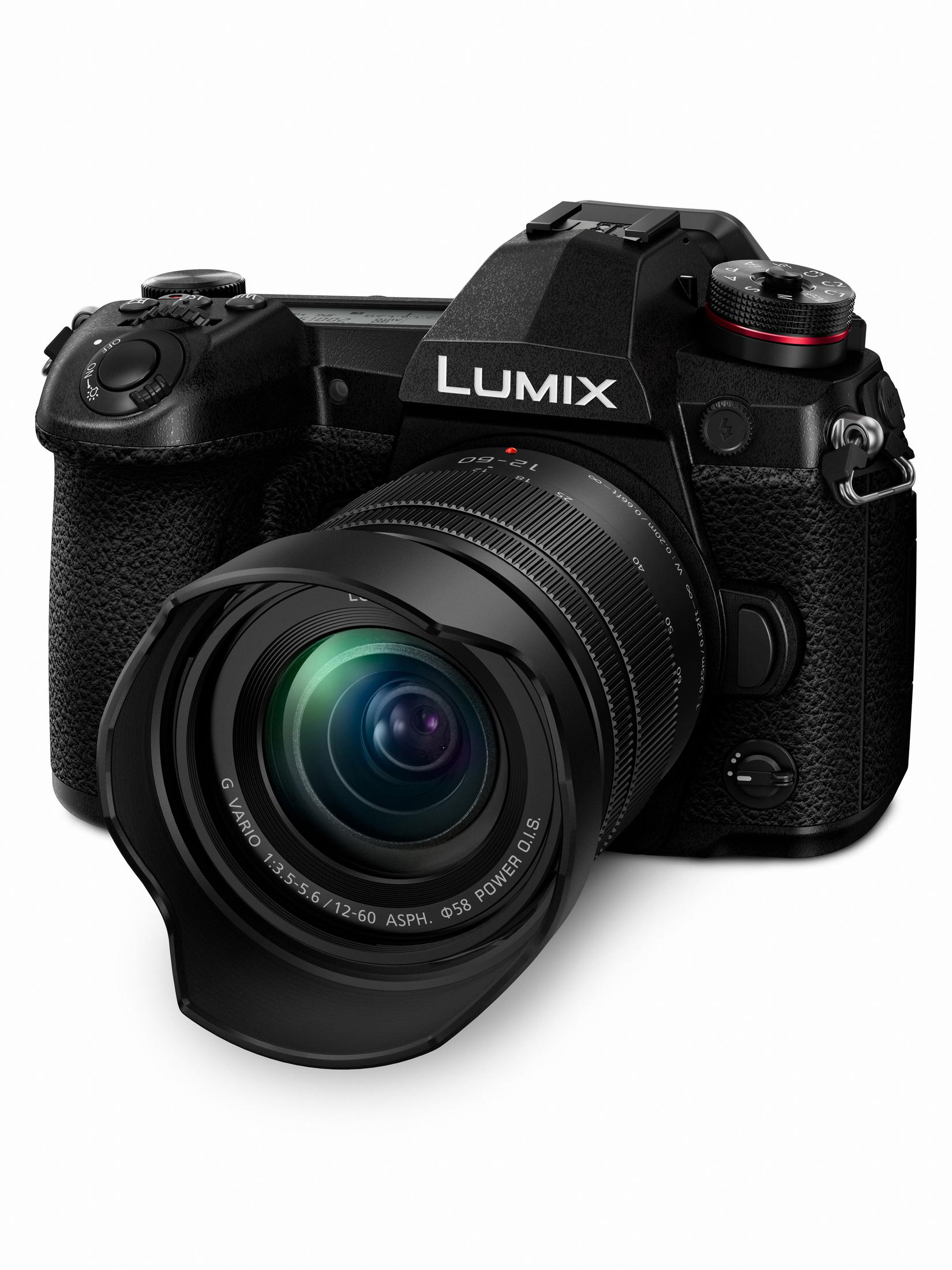 Eine schwarze Kamera auf weißem Hintergrund. Sie hat ein Objektiv und den Markennamen Lumix.