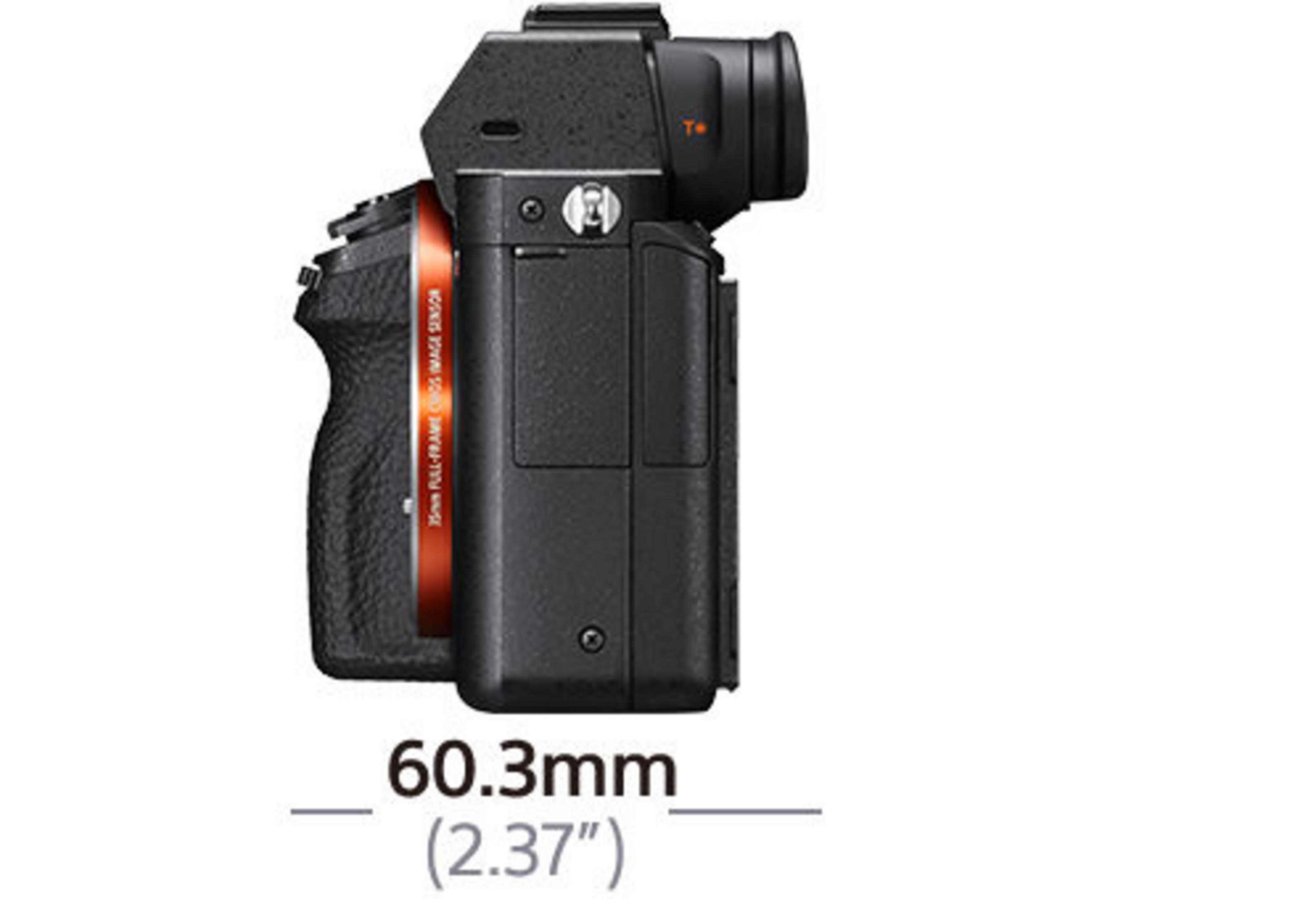 Seitenansicht einer schwarzen Kamera. Die Kamera ist 60,3 mm (2,37") lang.