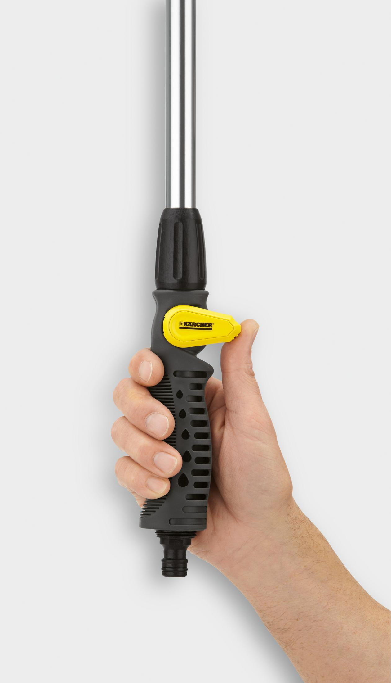 Eine Hand, die eine Kärcher Sprühdüse hält. Schwarz und Gelb, silbernes Metall.