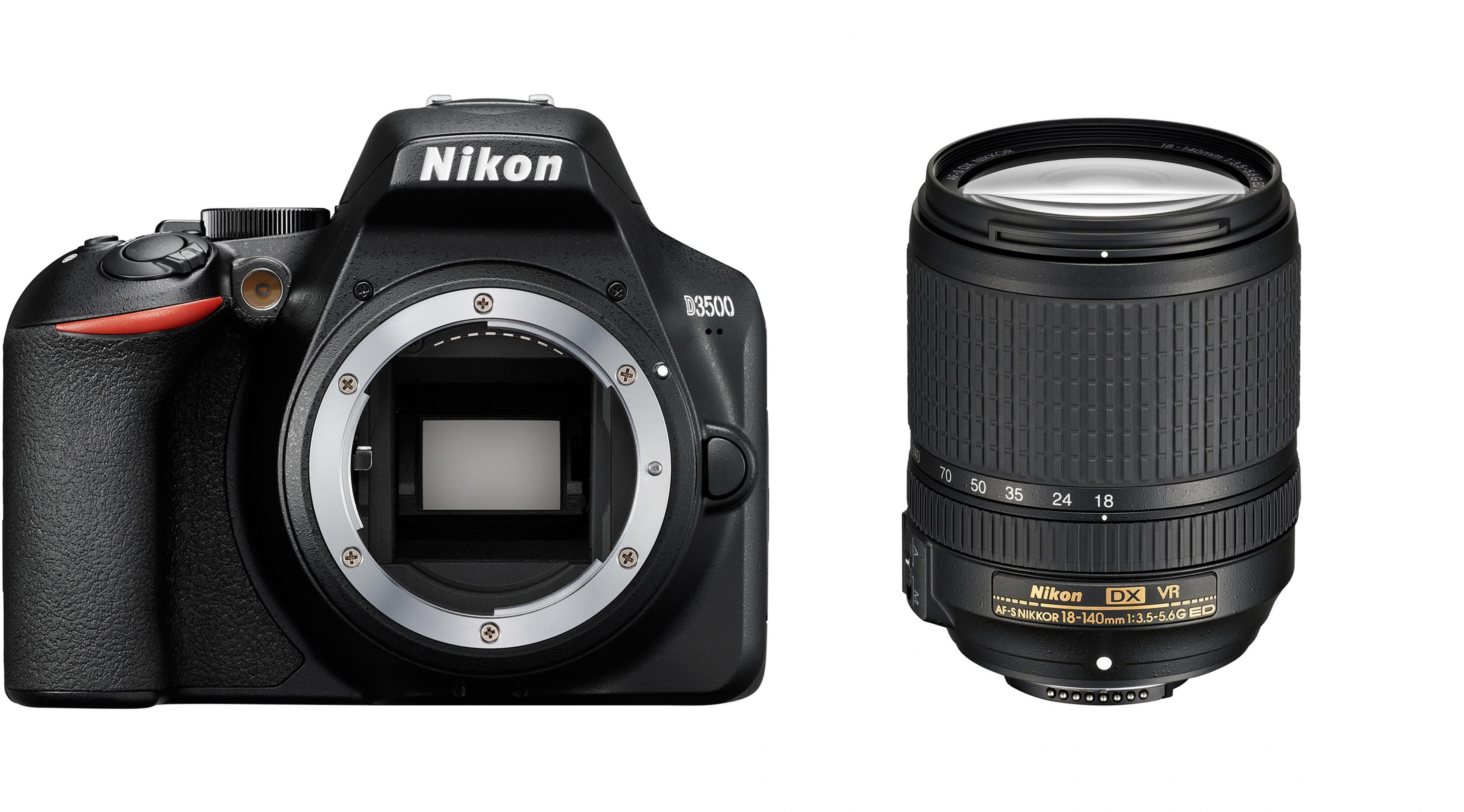 Eine schwarze Nikon-Kamera mit Objektiv. Weißer Hintergrund.