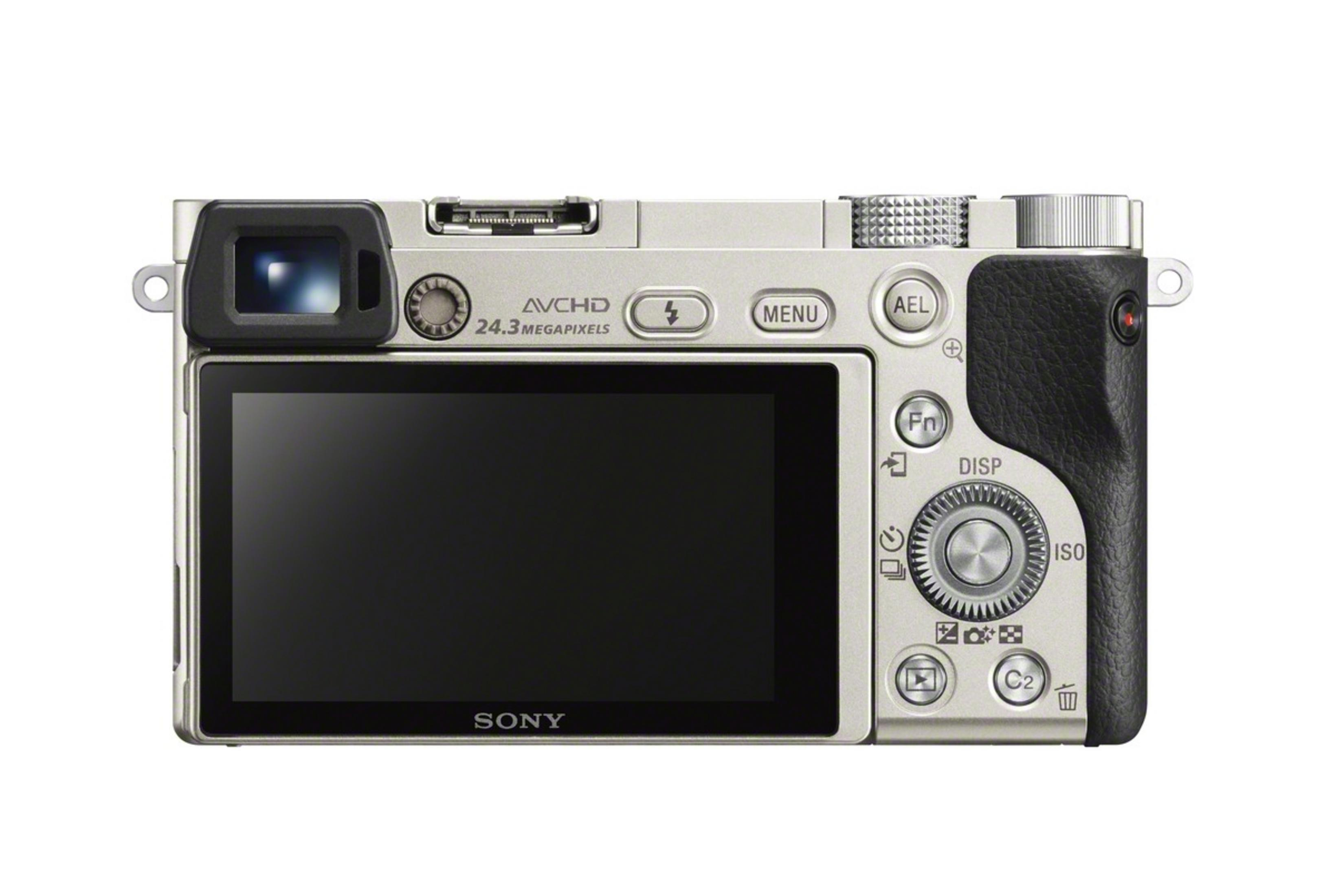 Eine silberne und schwarze Sony Kamera, die Rückseite mit Bildschirm und Bedienelementen zeigend.