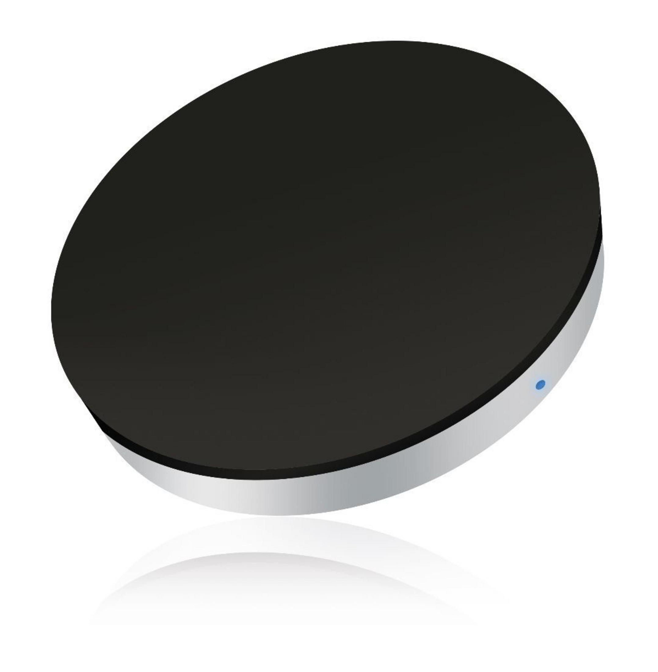 Schwarzes und silbernes kabelloses Ladepad. Eine blaue LED-Leuchte ist an der Seite sichtbar.