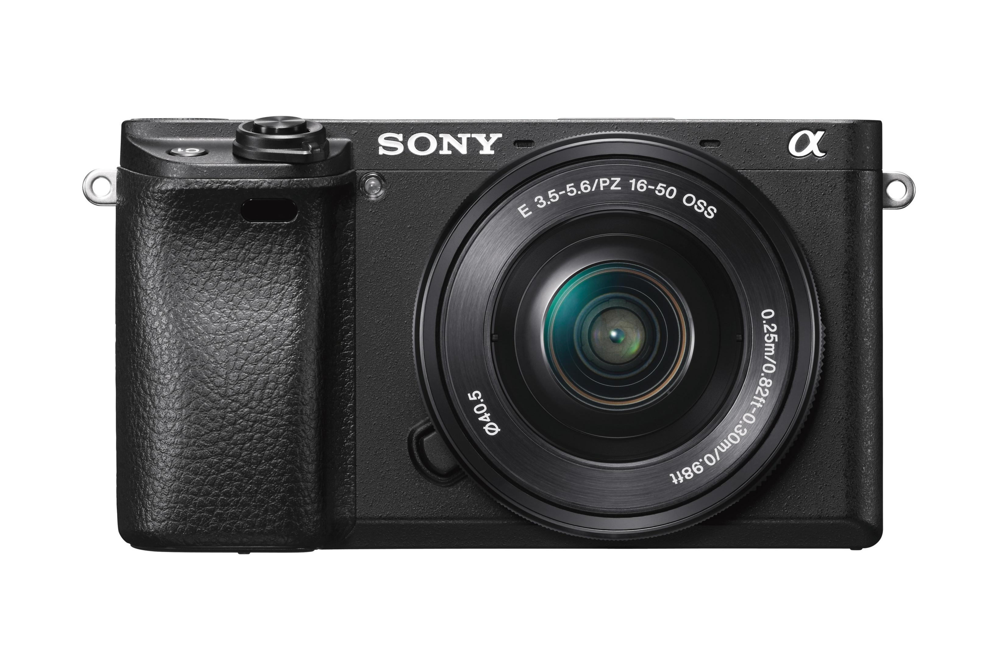 Schwarze Sony Kamera mit Objektiv, Frontansicht. Mit Objektiv und strukturiertem Griff.