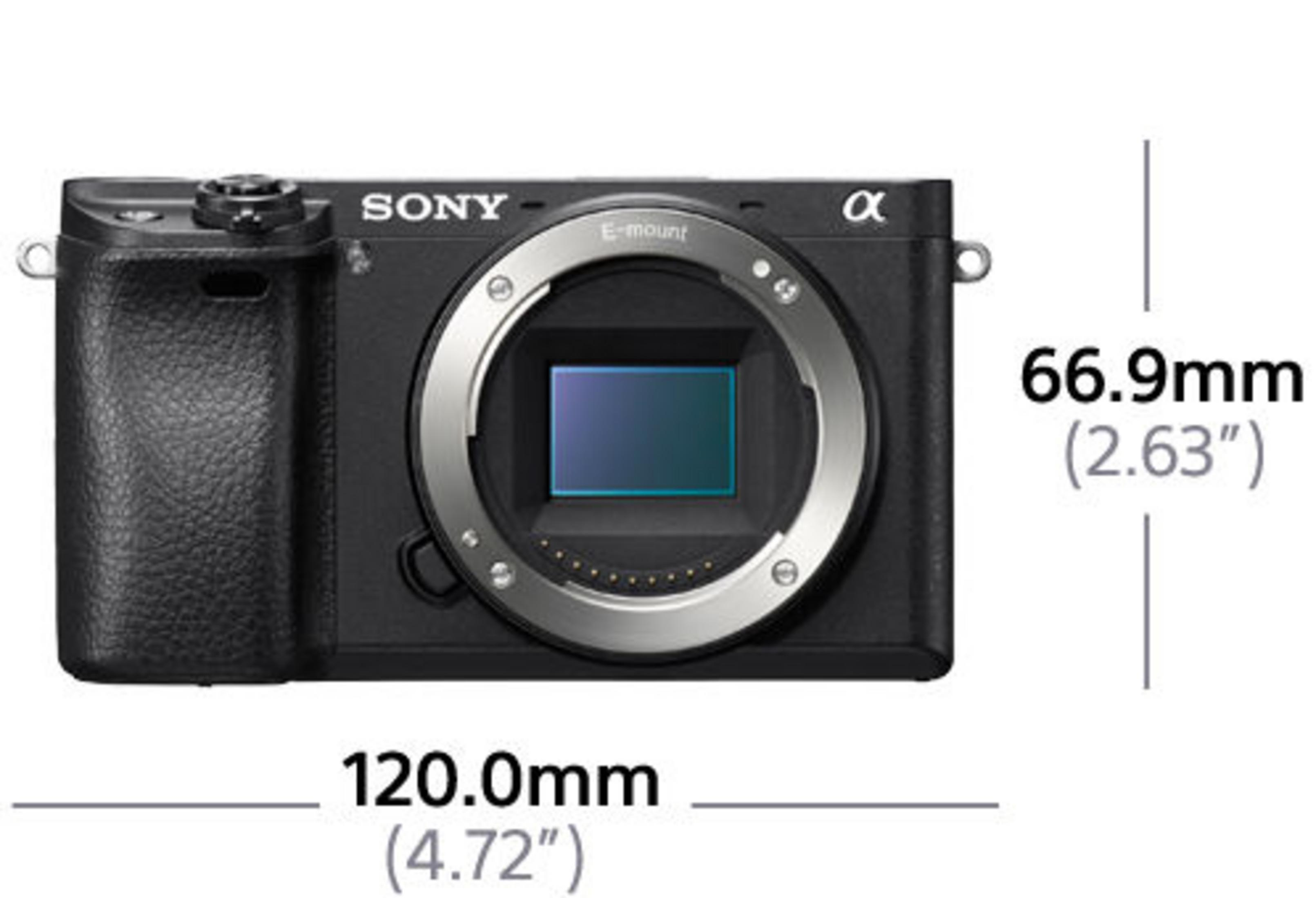 Schwarze Sony-Kamera mit Objektiv, Abmessungen angezeigt. Zeigt die Kameragröße als 120,0 mm und 66,9 mm.