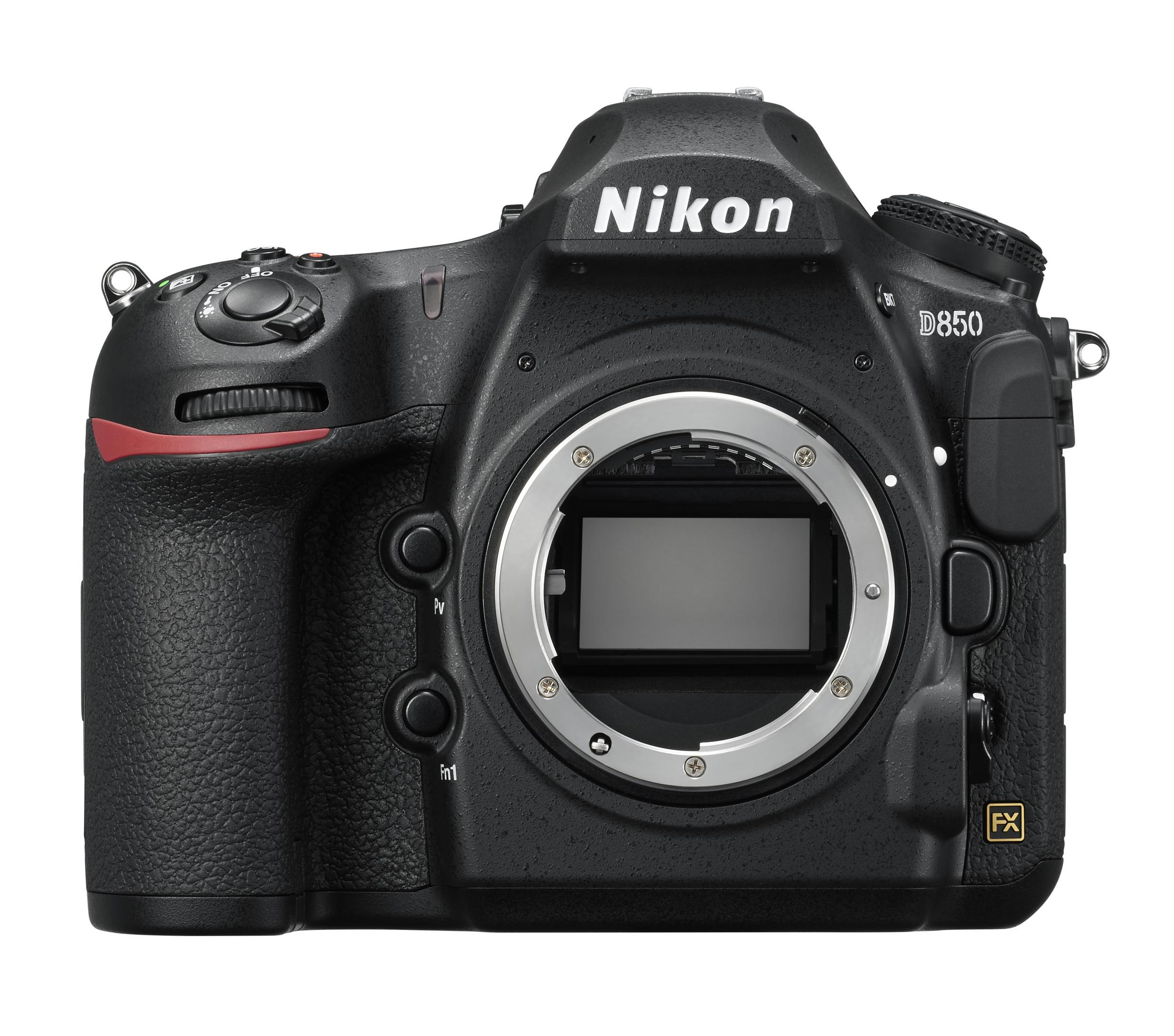 Eine schwarze Nikon D850 Kamera auf weißem Hintergrund, Vorderansicht.