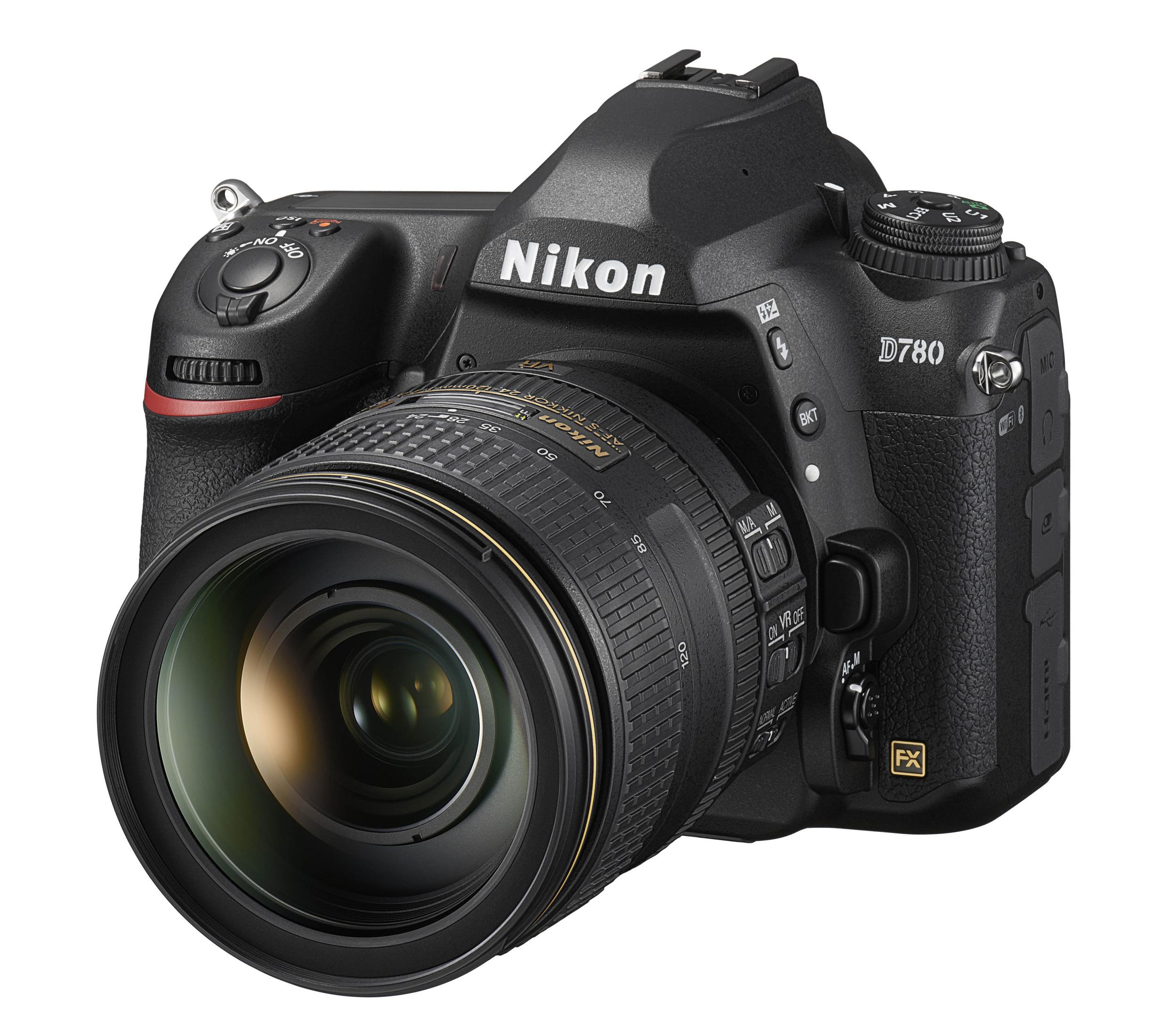 Eine schwarze Nikon D780 Kamera mit Objektiv. Sie steht auf weißem Grund.