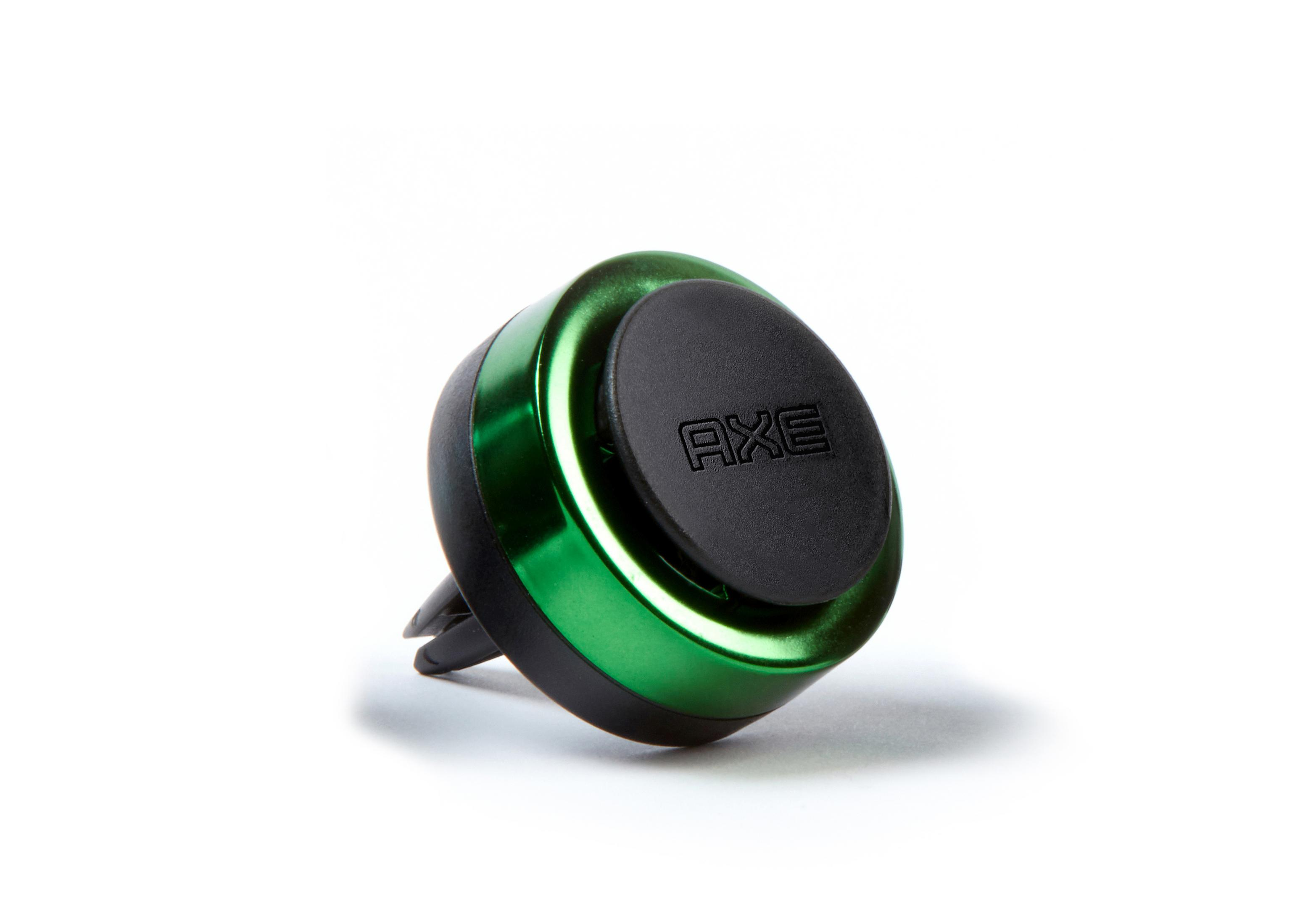 Grüner und schwarzer Handyhalter für die Lüftung im Auto auf weißem Grund.