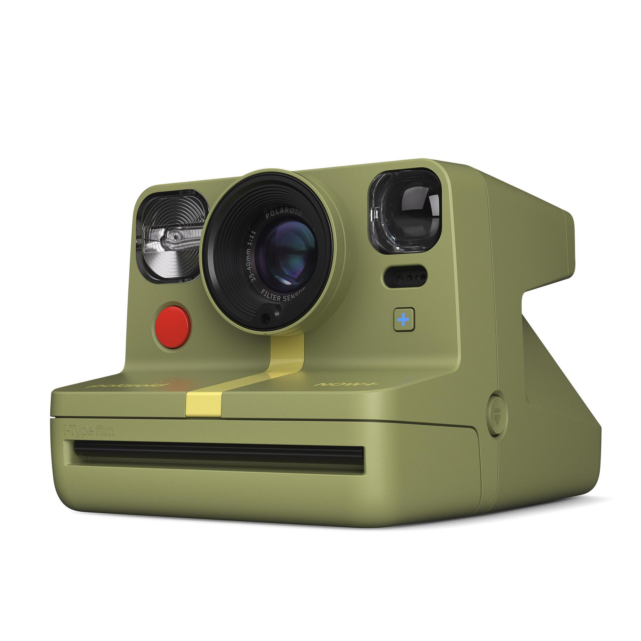 Una fotocamera Polaroid verde con una striscia gialla, un pulsante rosso e un obiettivo nero. Su sfondo bianco.