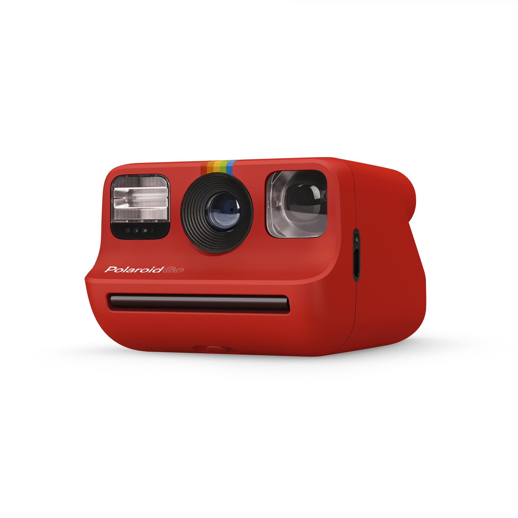 Cámara Polaroid Go roja. Tiene una franja de arcoíris. Fondo blanco.