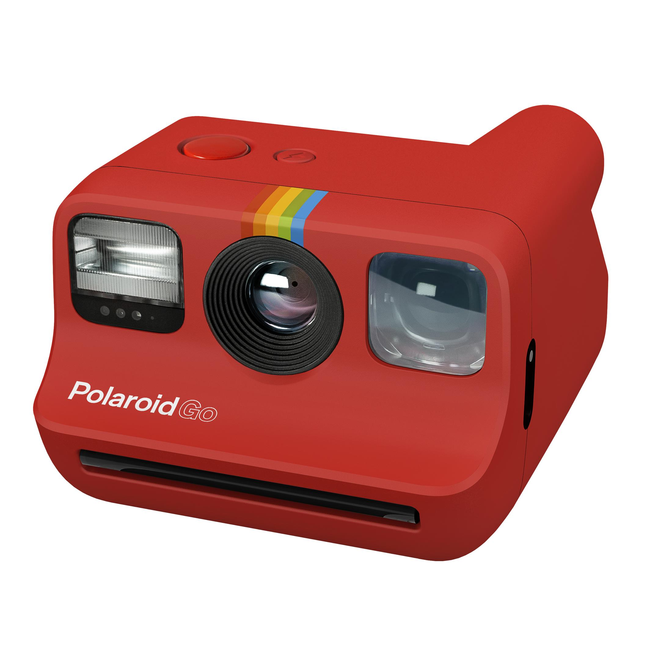 Una cámara instantánea Polaroid Go roja con una franja arcoíris, aislada.