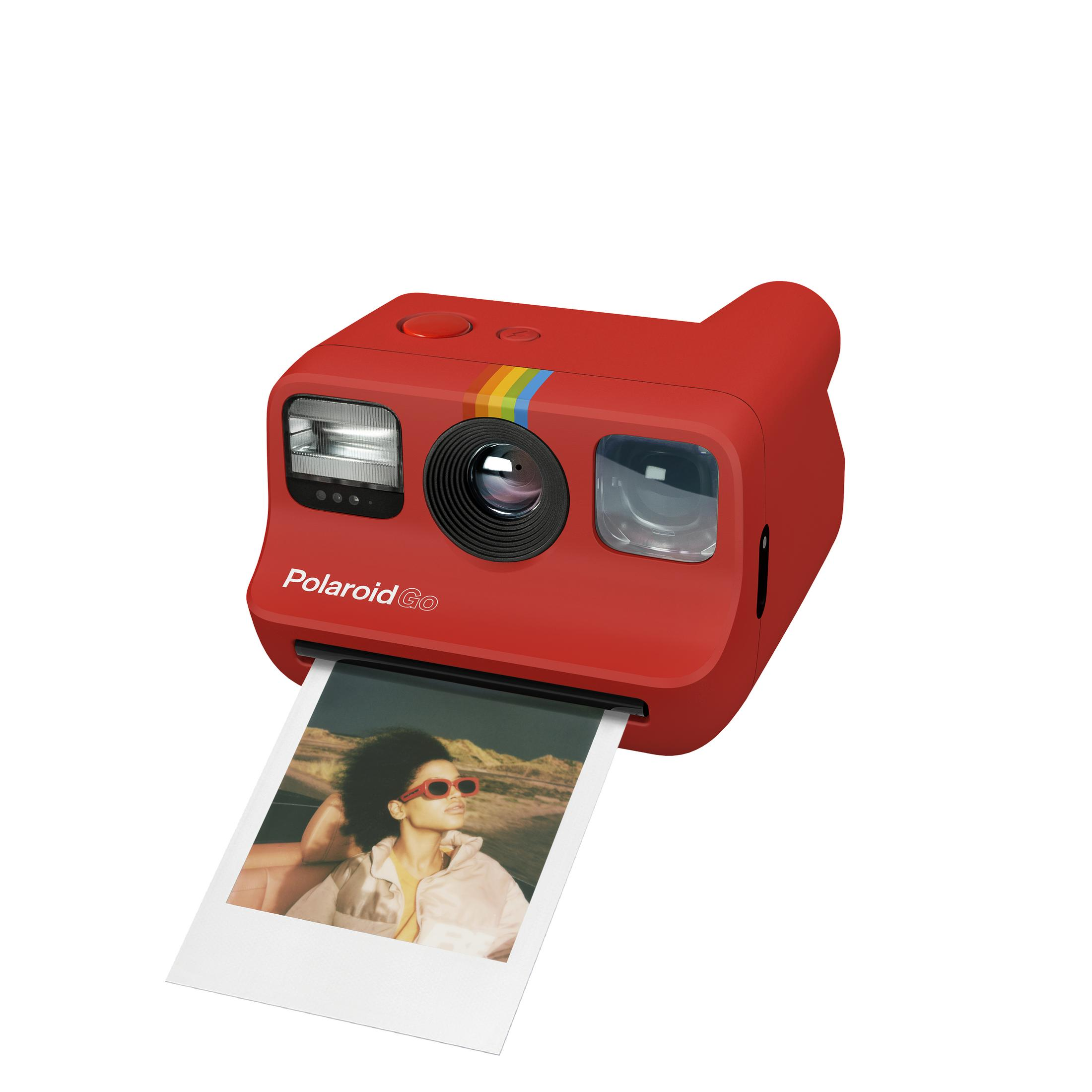Cámara Polaroid Go roja con una foto siendo expulsada, mostrando una persona.