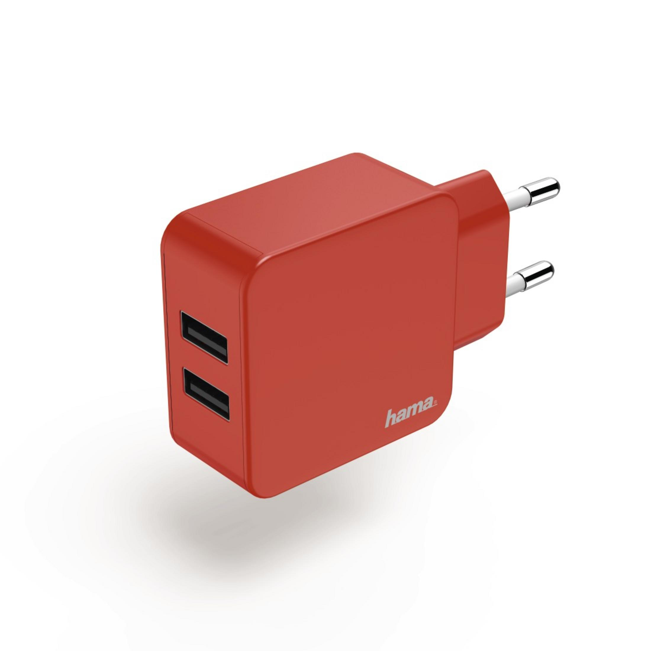 Ein rotes USB-Ladegerät mit zwei Anschlüssen und weißem Hintergrund, Dreiviertel-Winkel.
