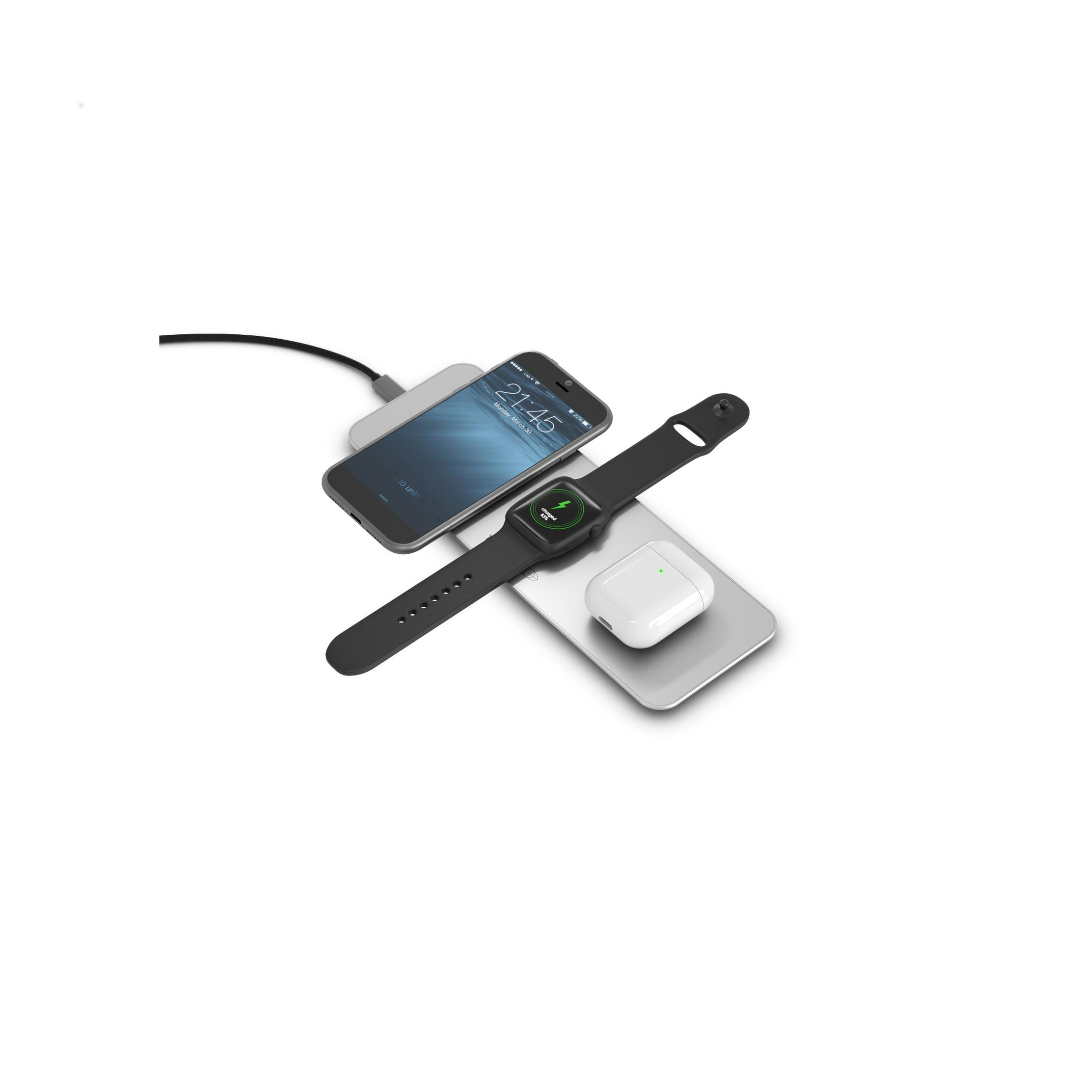 Telefon, Uhr und Ohrhörer auf einem Ladepad. Schwarzes Kabel, weißer Hintergrund.