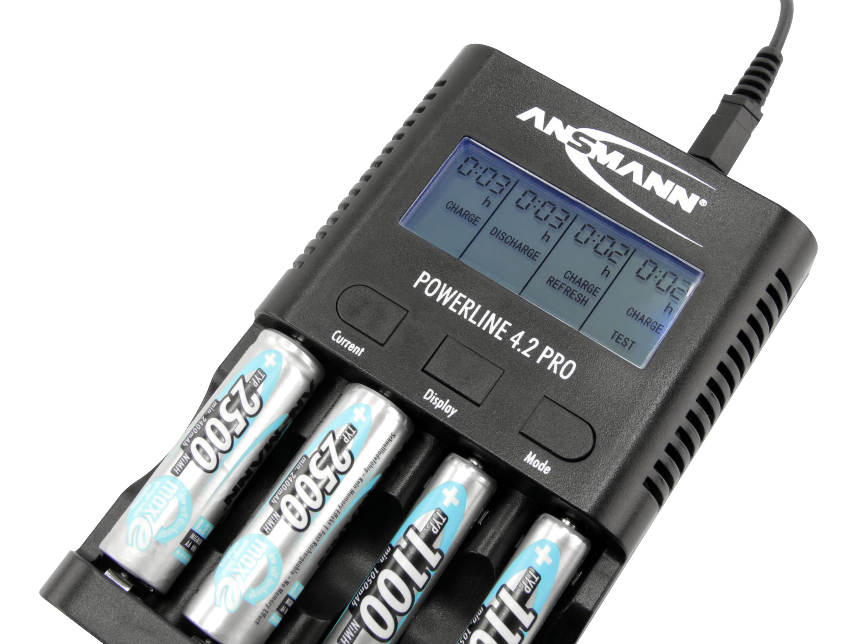 Schwarzes Batterieladegerät mit vier AA-Batterien. Das Ladegerät hat ein digitales Display und Bedientasten.