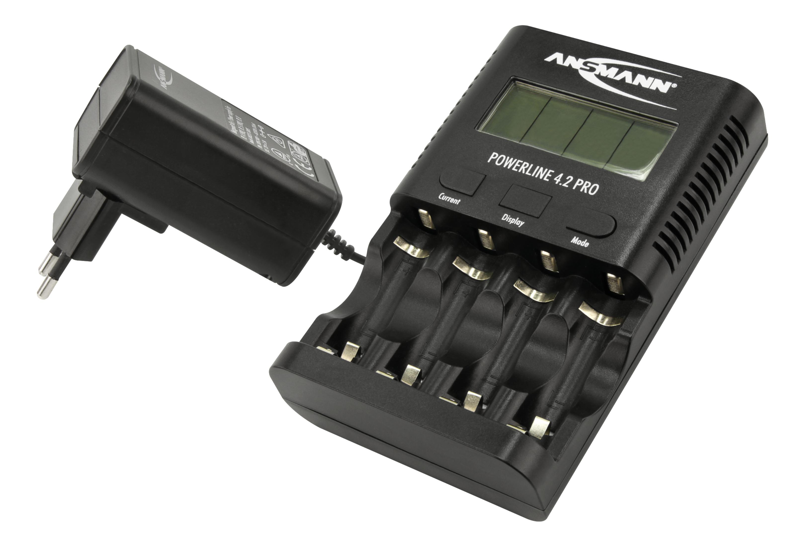 Schwarzes Batterieladegerät mit angeschlossenem Netzteil.