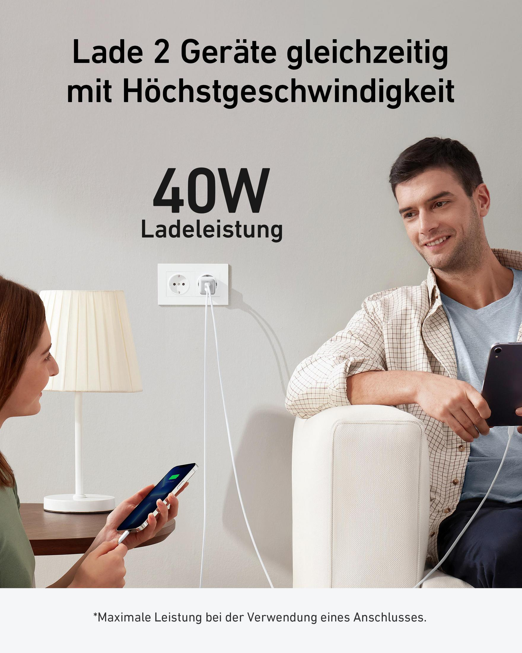 Mann und Frau laden Geräte mit einem 40W-Ladegerät.