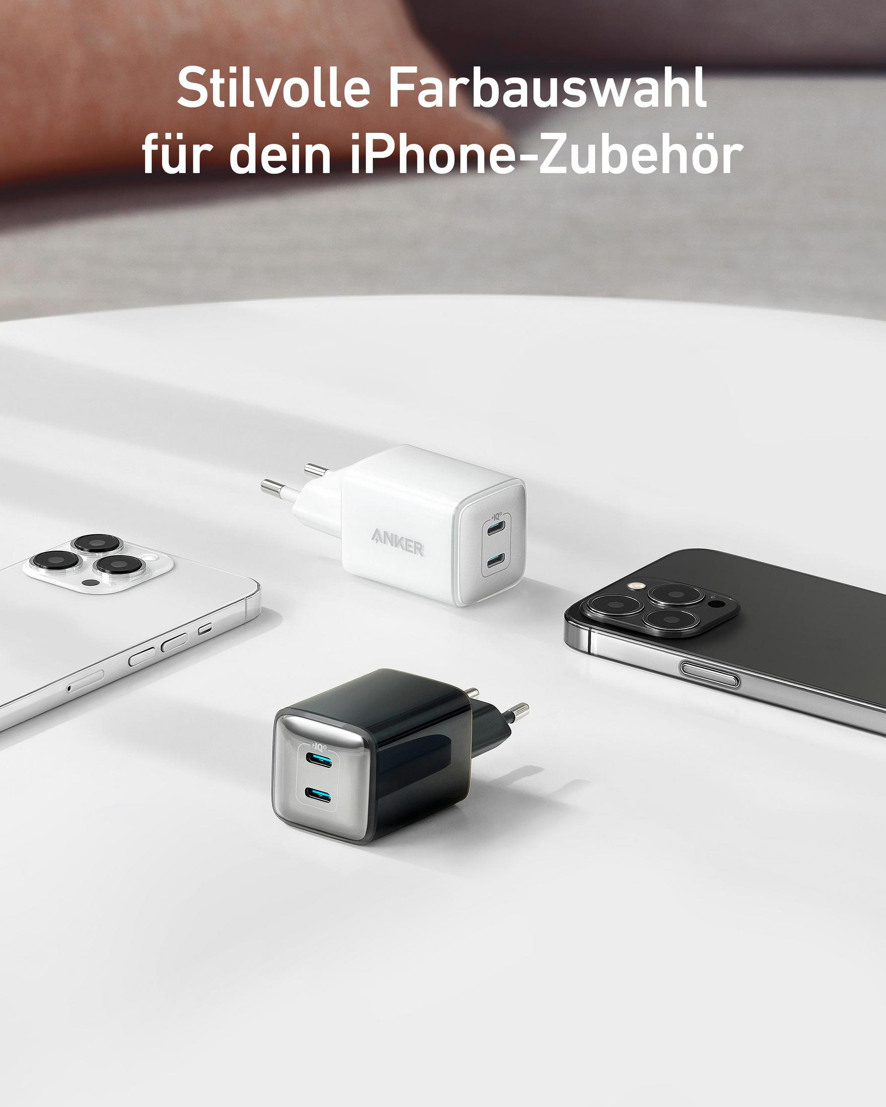 Drei iPhone-Ladegeräte, zwei schwarz und eines weiß, mit zwei Telefonen.