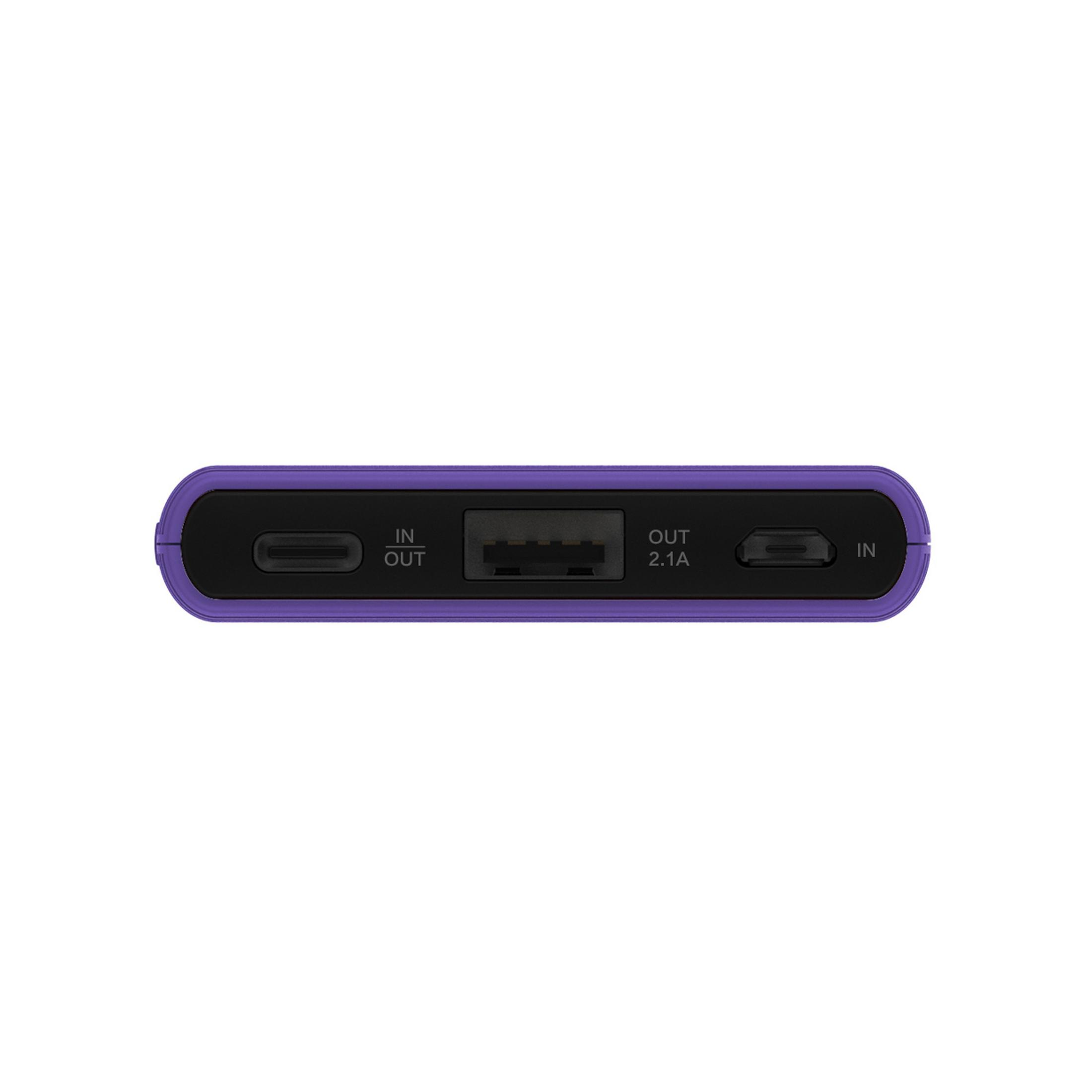 Un power bank viola. Ha una porta USB e due porte etichettate IN e OUT.