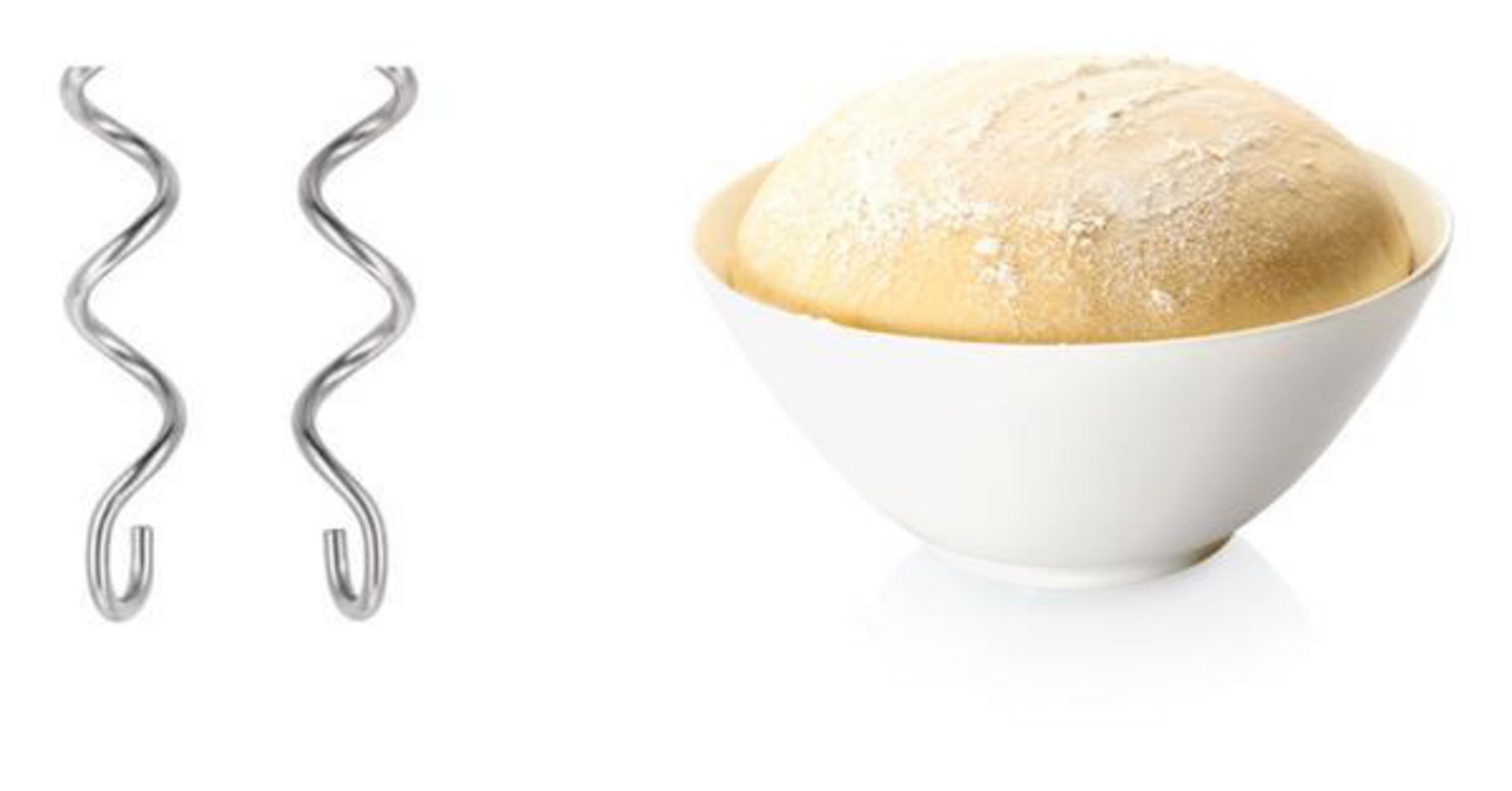 Dwa srebrne haki do ciasta obok miski z ciastem.