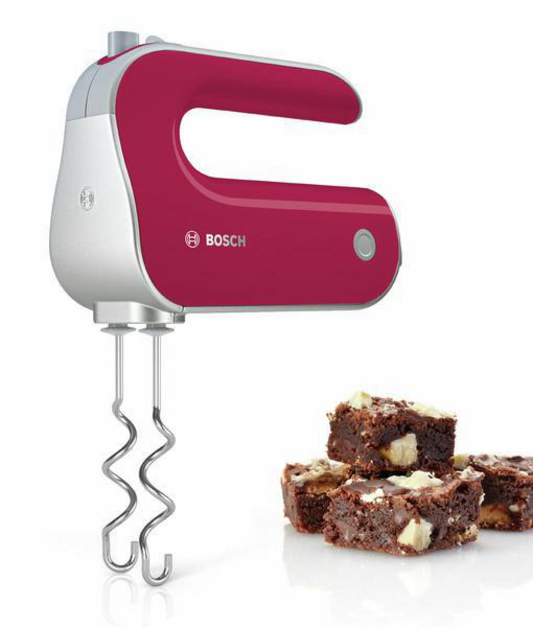 Czerwony i srebrny mikser ręczny Bosch z brownie obok.