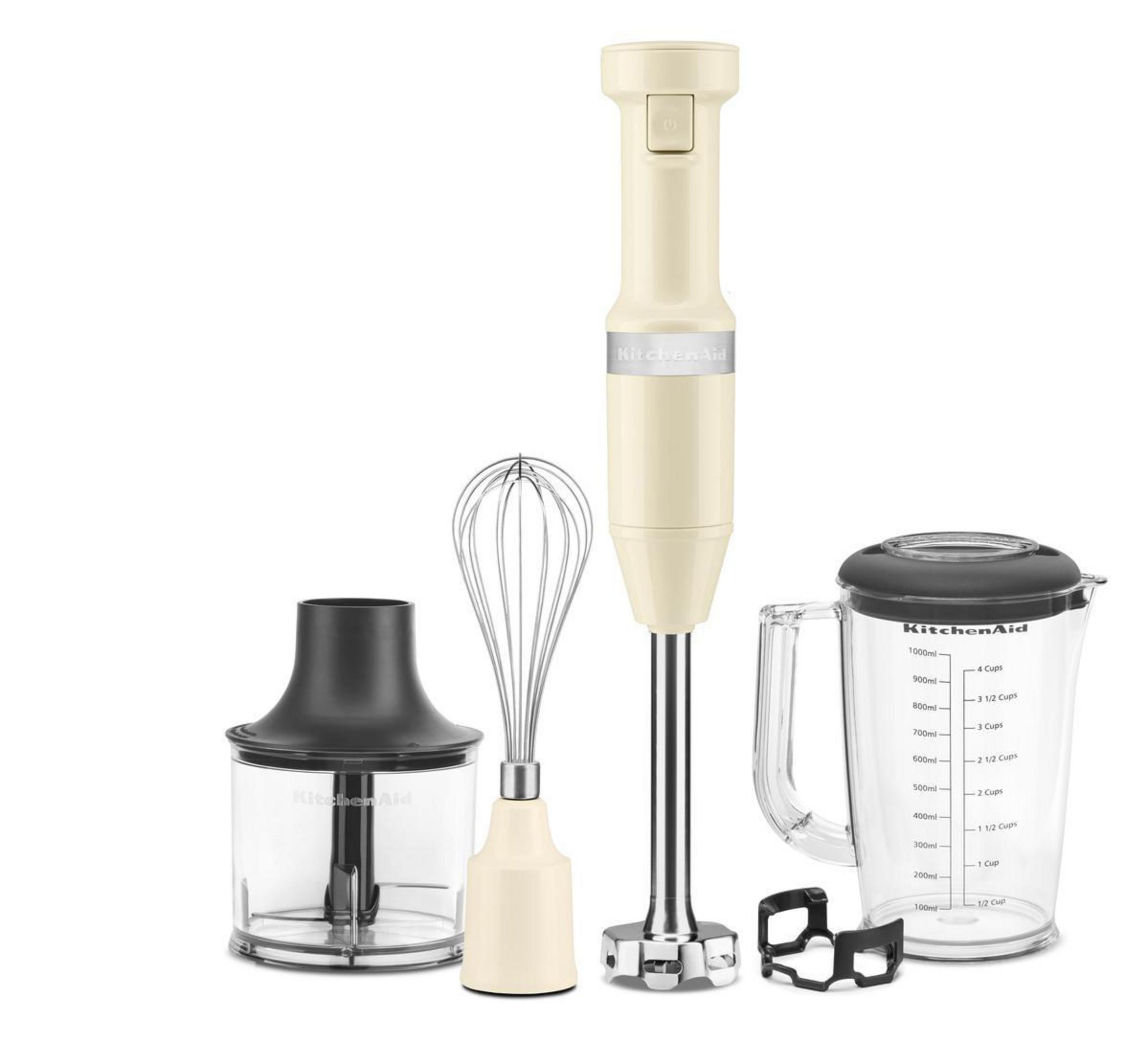 Zestaw blendera KitchenAid. Zawiera blender, trzepaczkę, rozdrabniacz i kubek. Kremowy kolor.