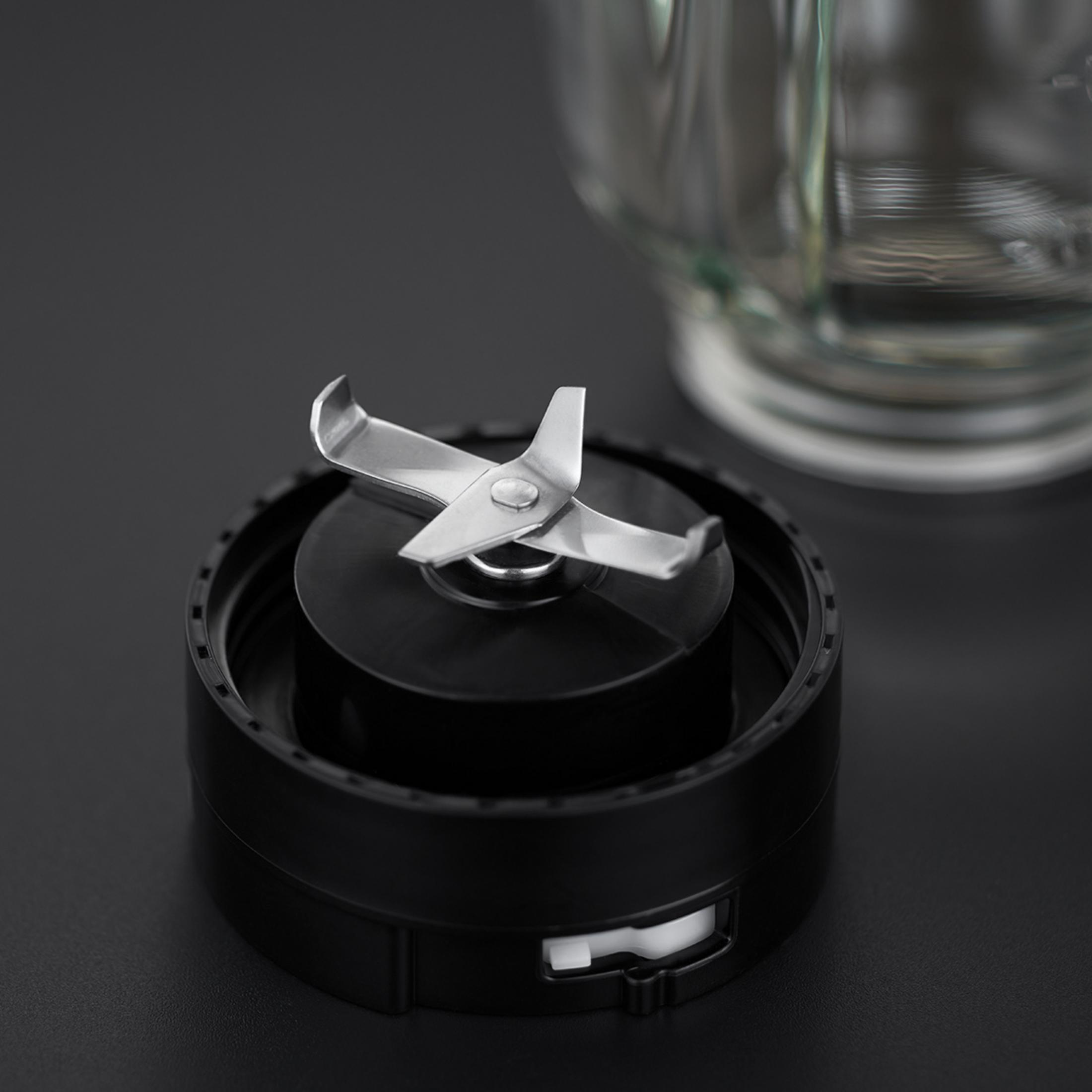 Bir blenderin bıçak tertibatı. Bıçak gümüş rengi ve taban siyahtır.