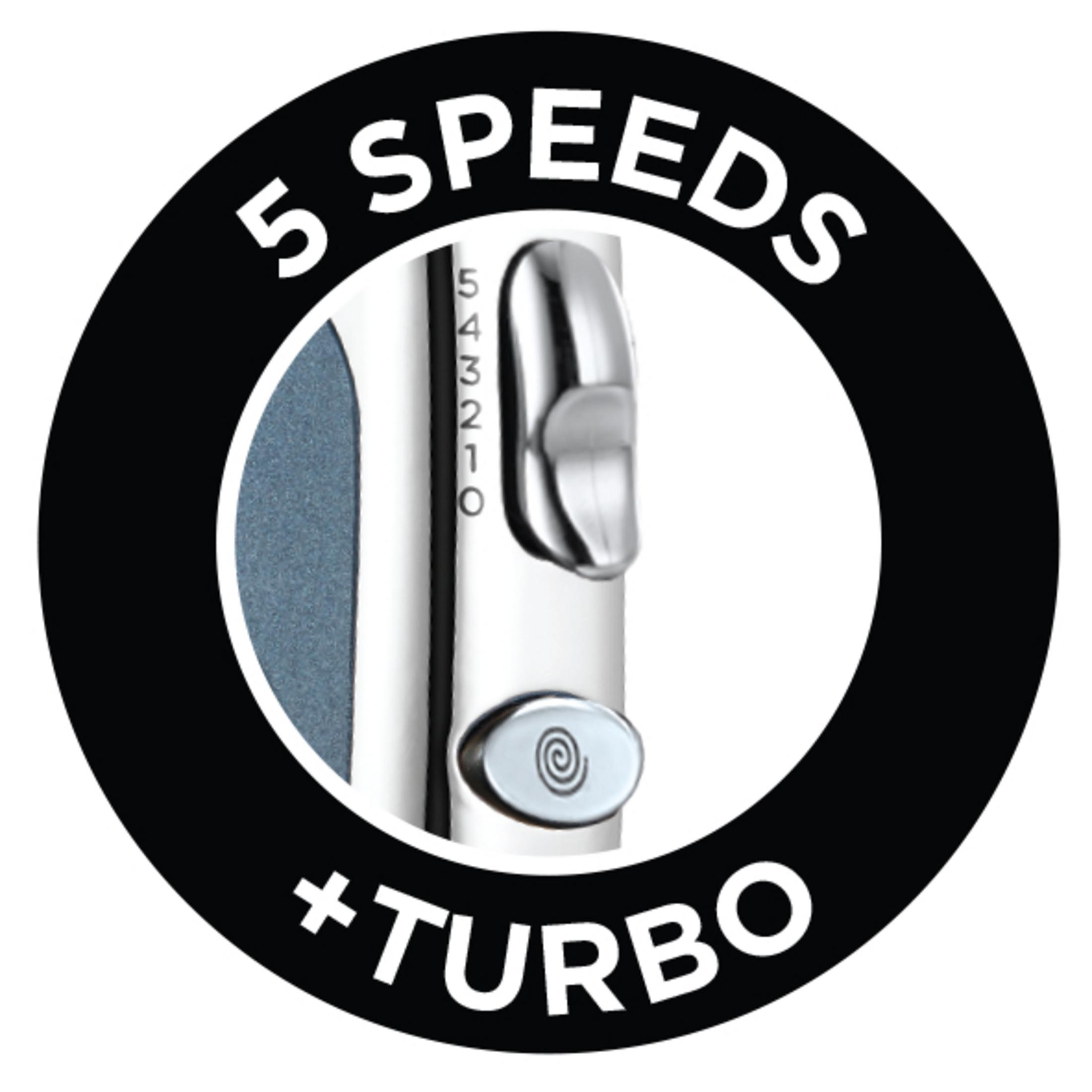 Primer plano de un dial de batidora de mano. Indica 5 velocidades y un ajuste turbo.