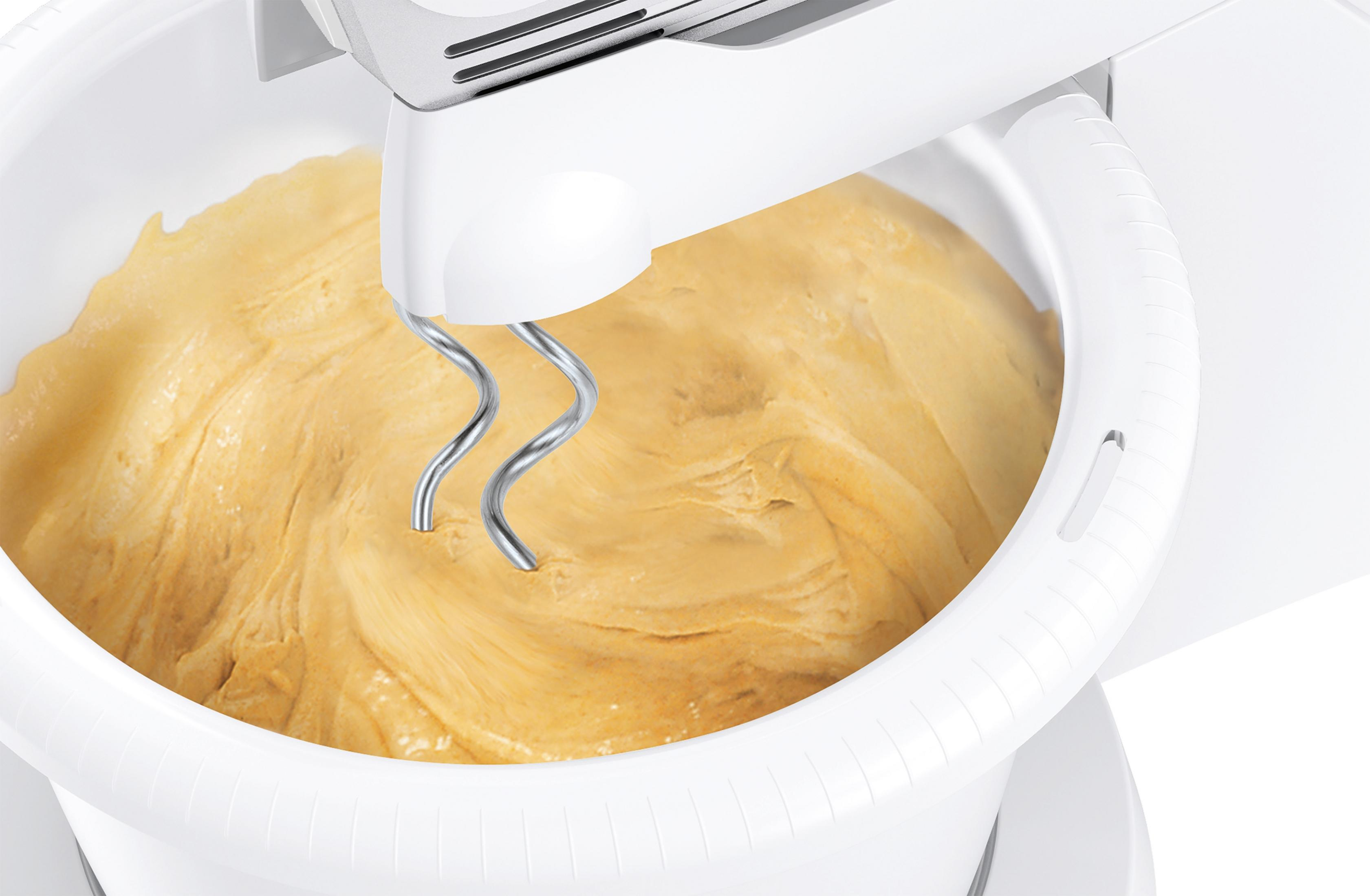 Zbliżenie robota kuchennego mieszającego ciasto w białej misce.