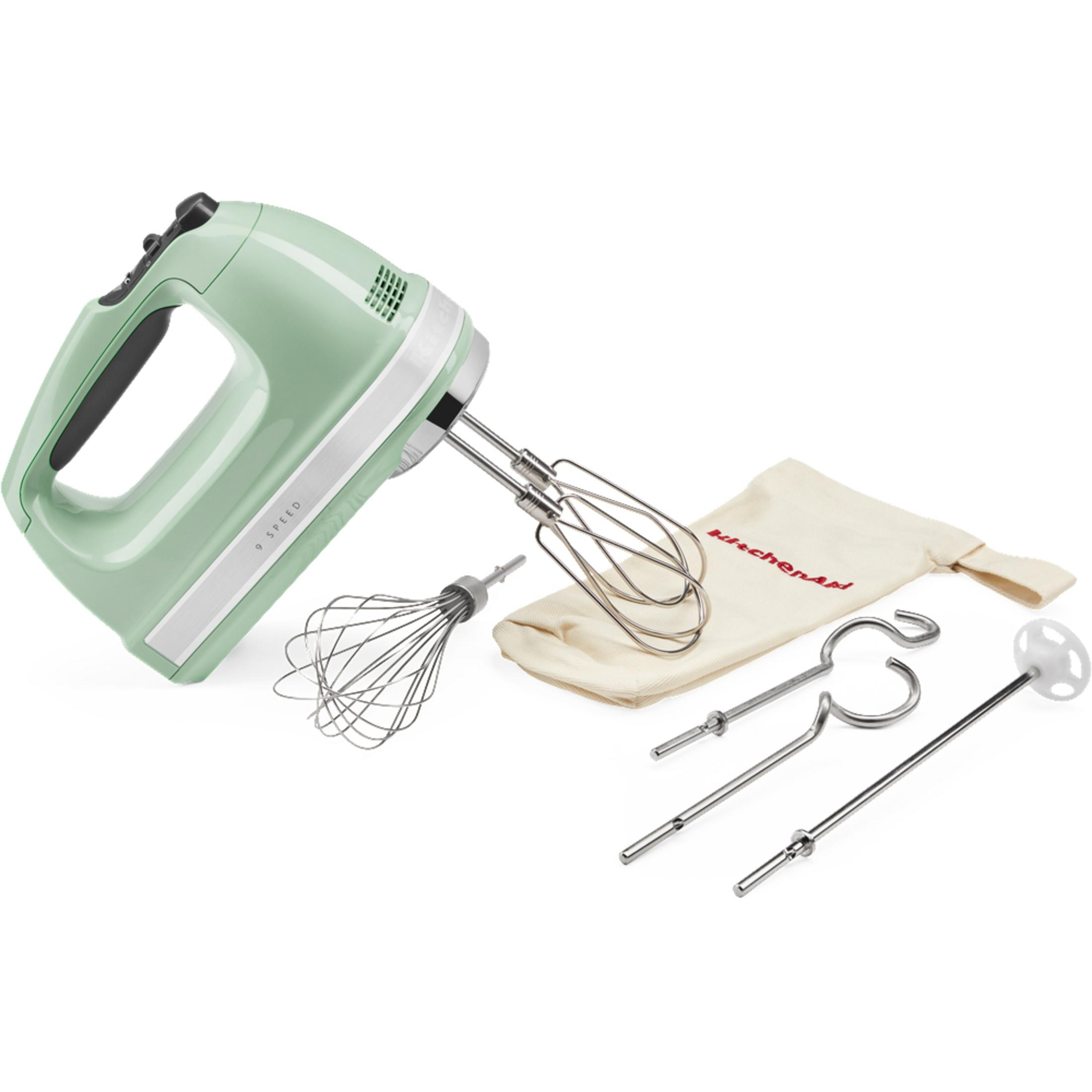 Ein mintgrüner KitchenAid Handmixer mit Aufsätzen und einer Aufbewahrungstasche.