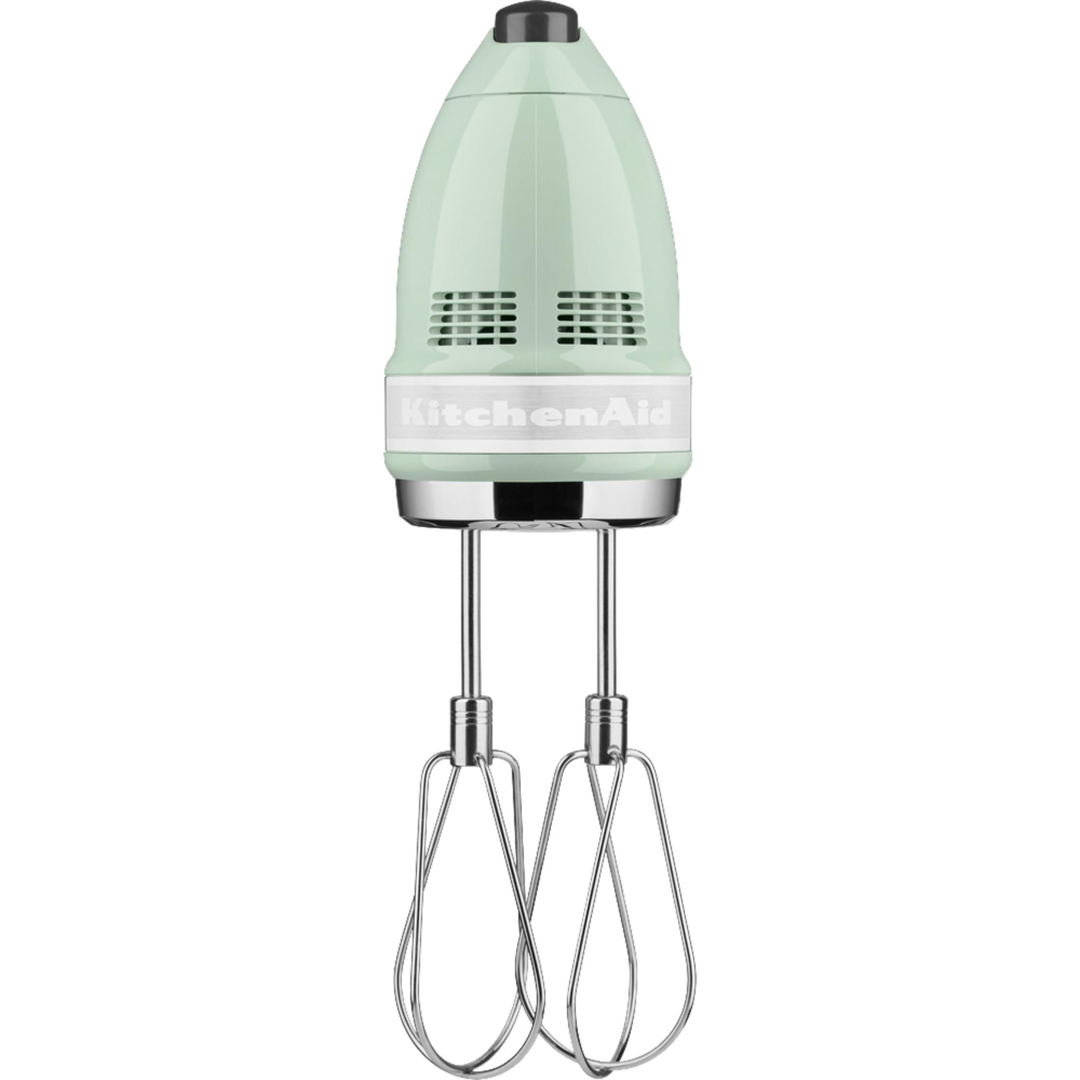 Ein hellgrüner KitchenAid Handmixer mit zwei Edelstahl-Schlägern.