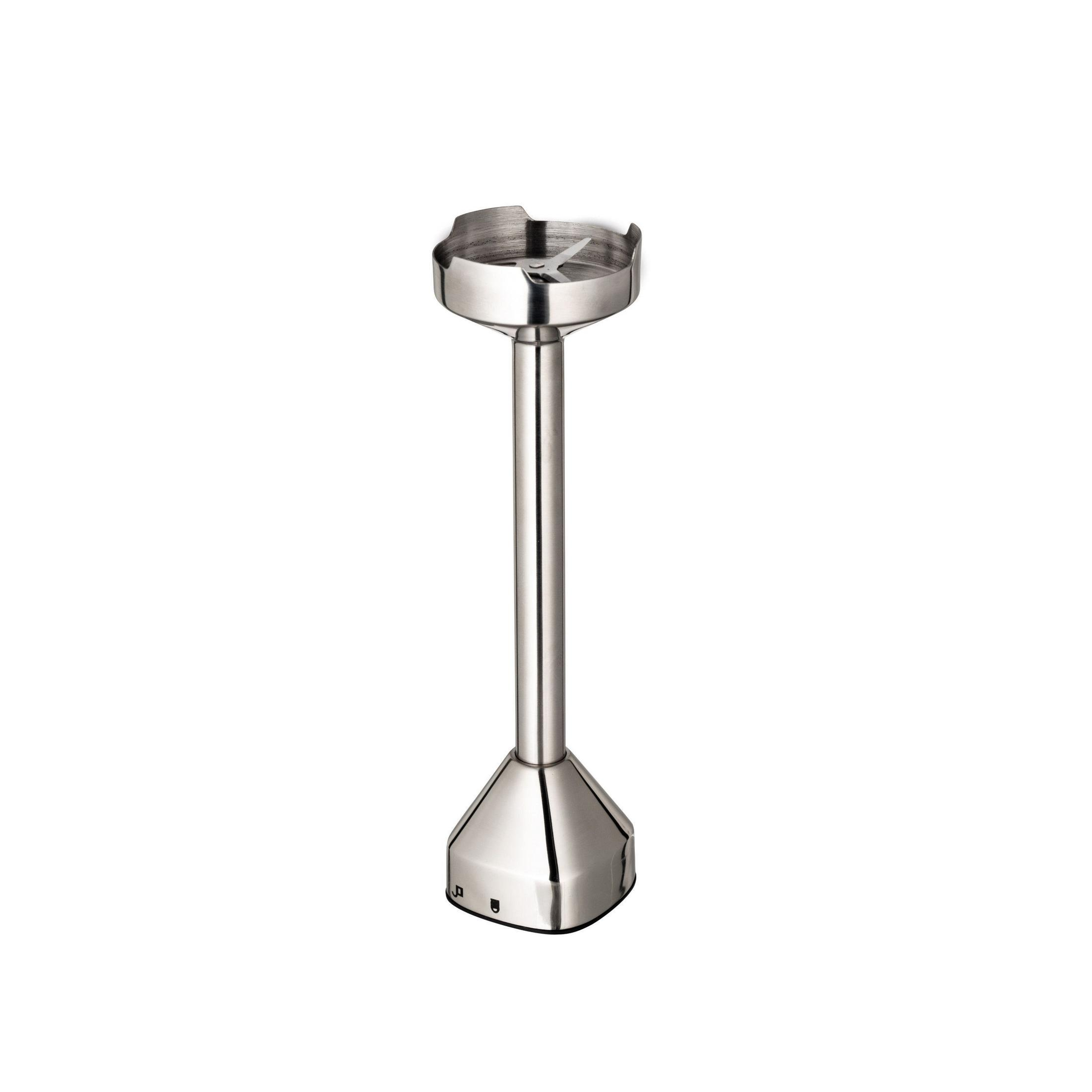 Ein Edelstahl-Stabmixer-Aufsatz mit Klinge am Boden.