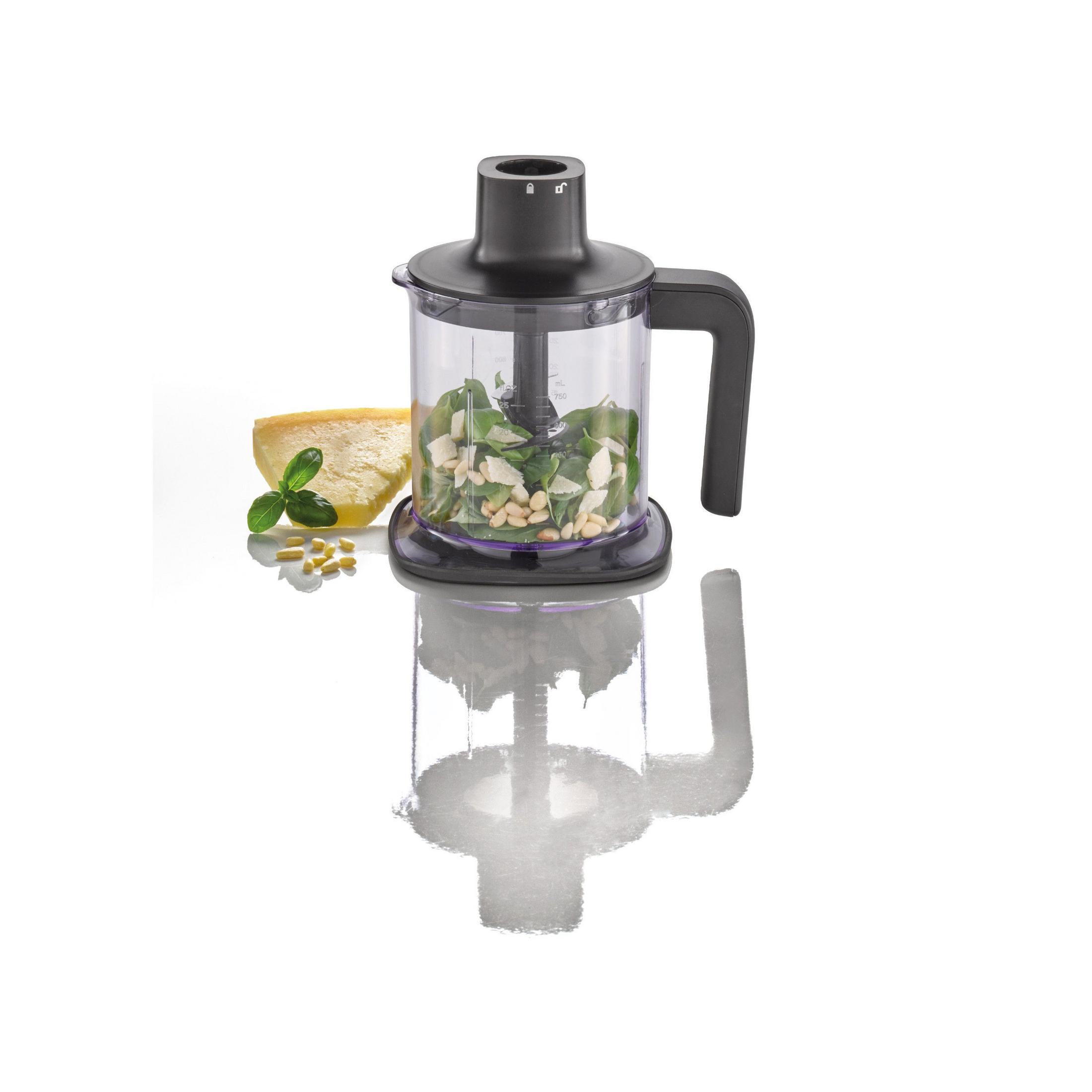 Schwarzer Stabmixer mit Zutaten, darunter Basilikum, Pinienkerne und Parmesan.