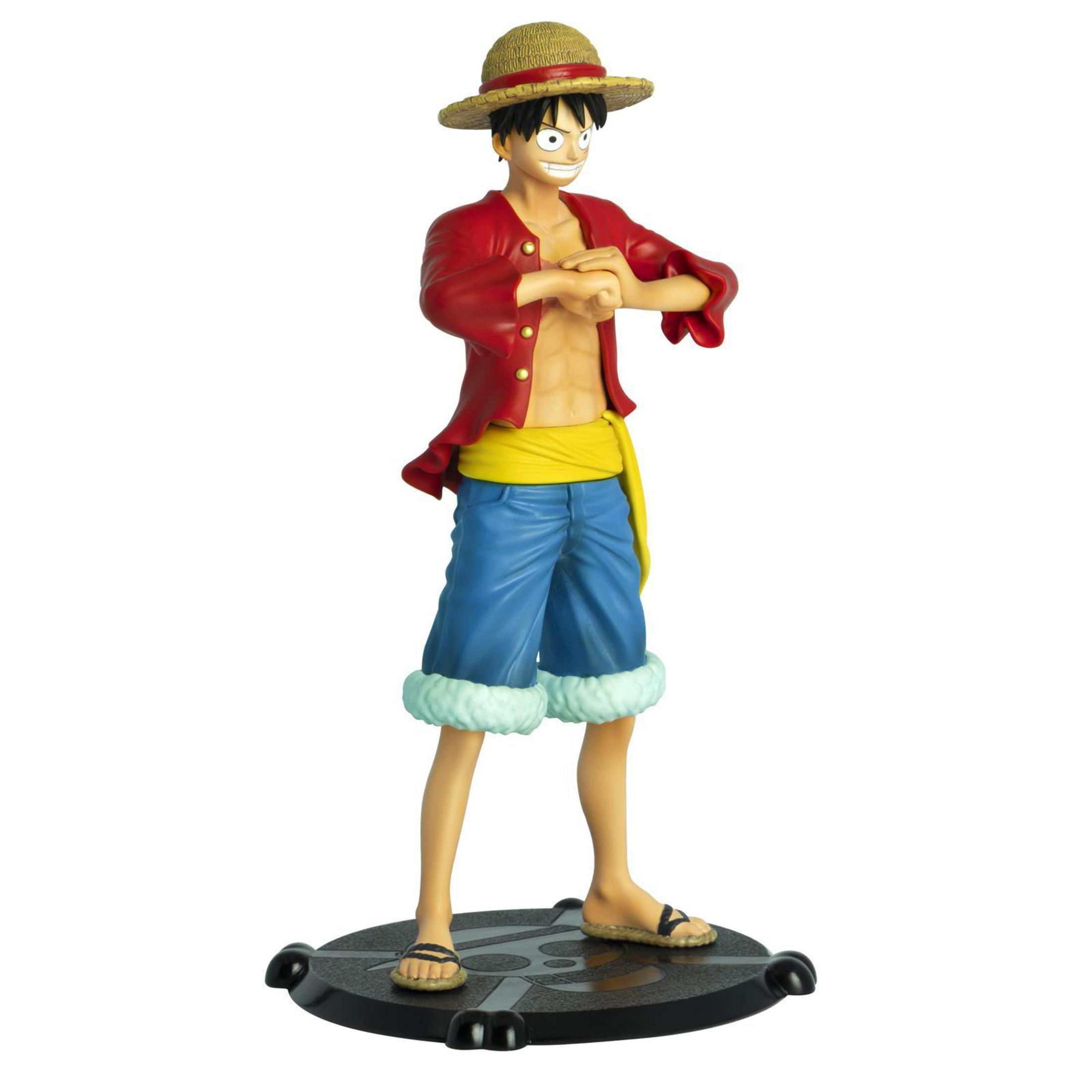 One Piece Luffy Figur steht auf einer schwarzen Plattform. Luffy trägt rotes Hemd, blaue Hose und Strohhut.