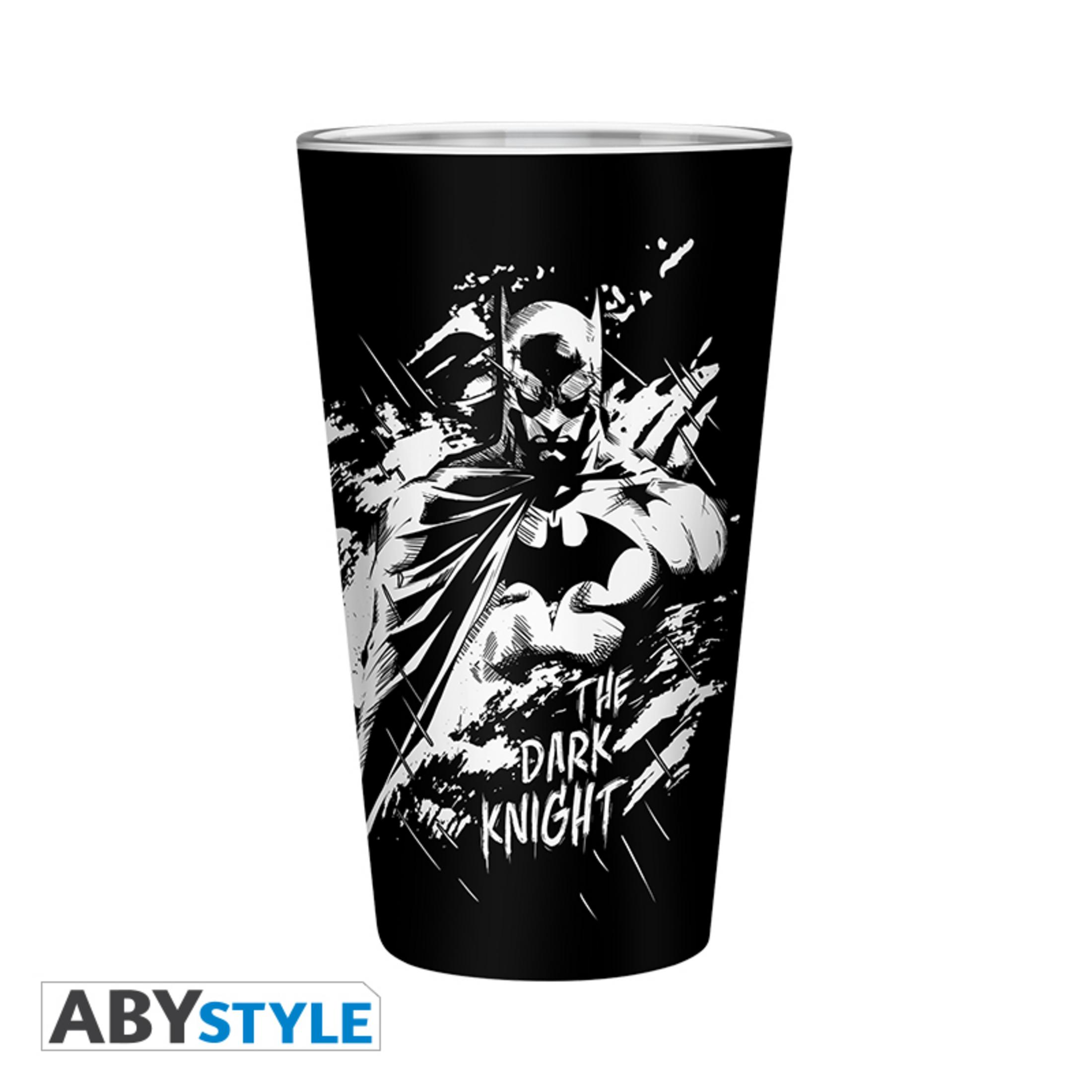 Ein schwarz-weißes Batman-Glas mit den Worten 'The Dark Knight'. Das ABYstyle-Logo ist sichtbar.