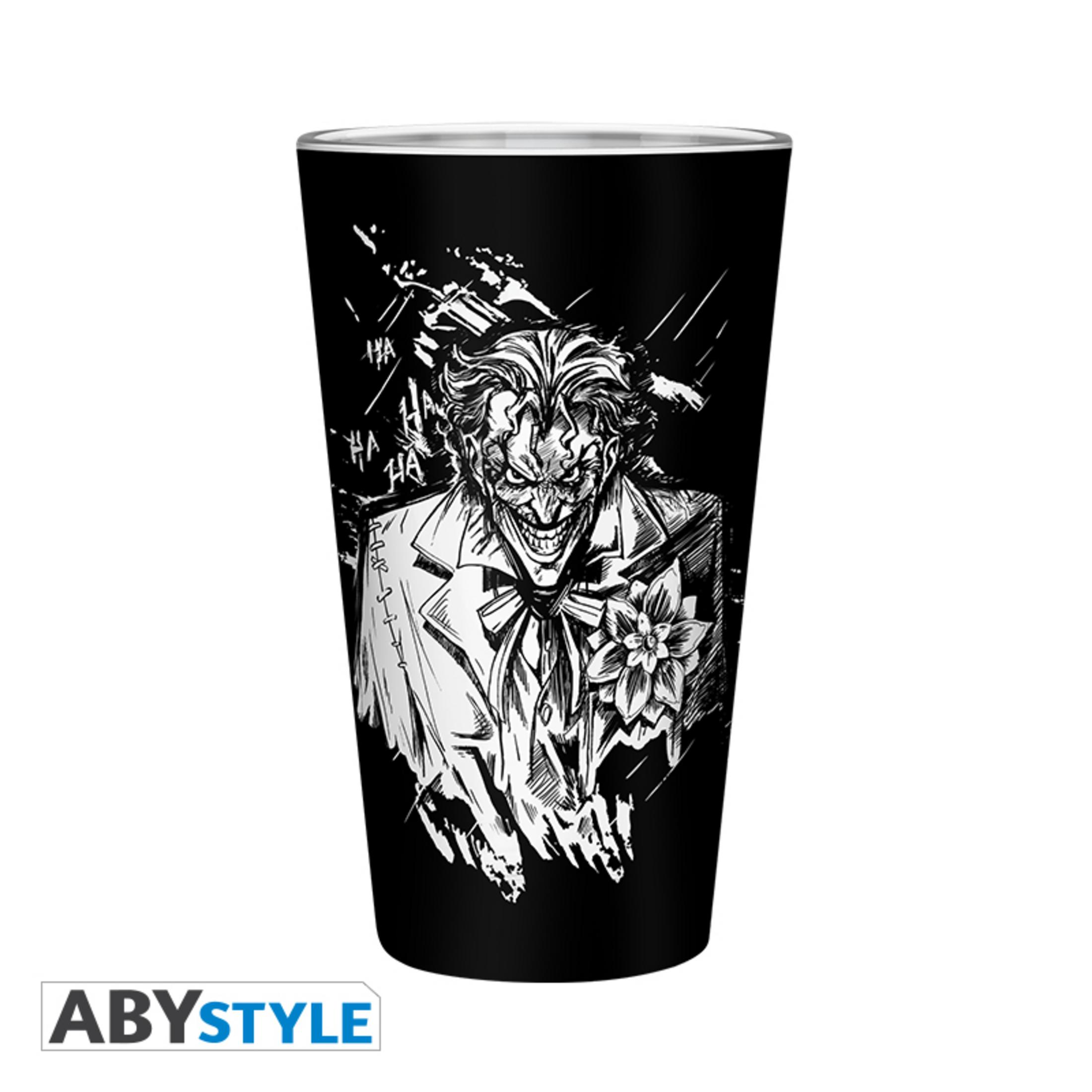Ein hohes Joker-Glas mit schwarzem Hintergrund und weißer Joker-Illustration.