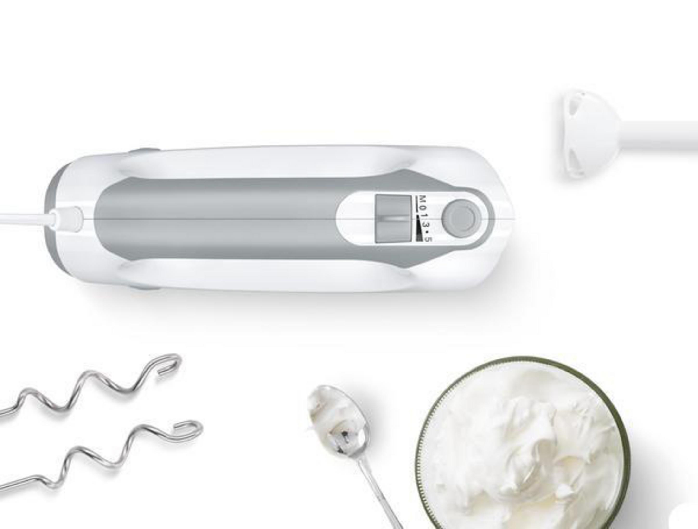 Mikser ręczny, widok z góry. Biała obudowa z szarymi akcentami. W zestawie trzepaczki, łyżka i bita śmietana.