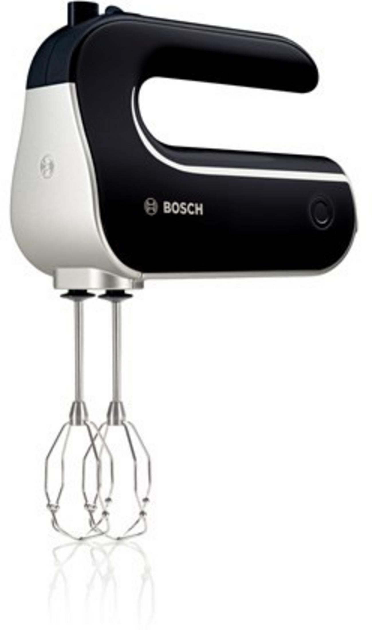 Batidora de mano Bosch en blanco y negro. La batidora tiene dos batidores y un mango.