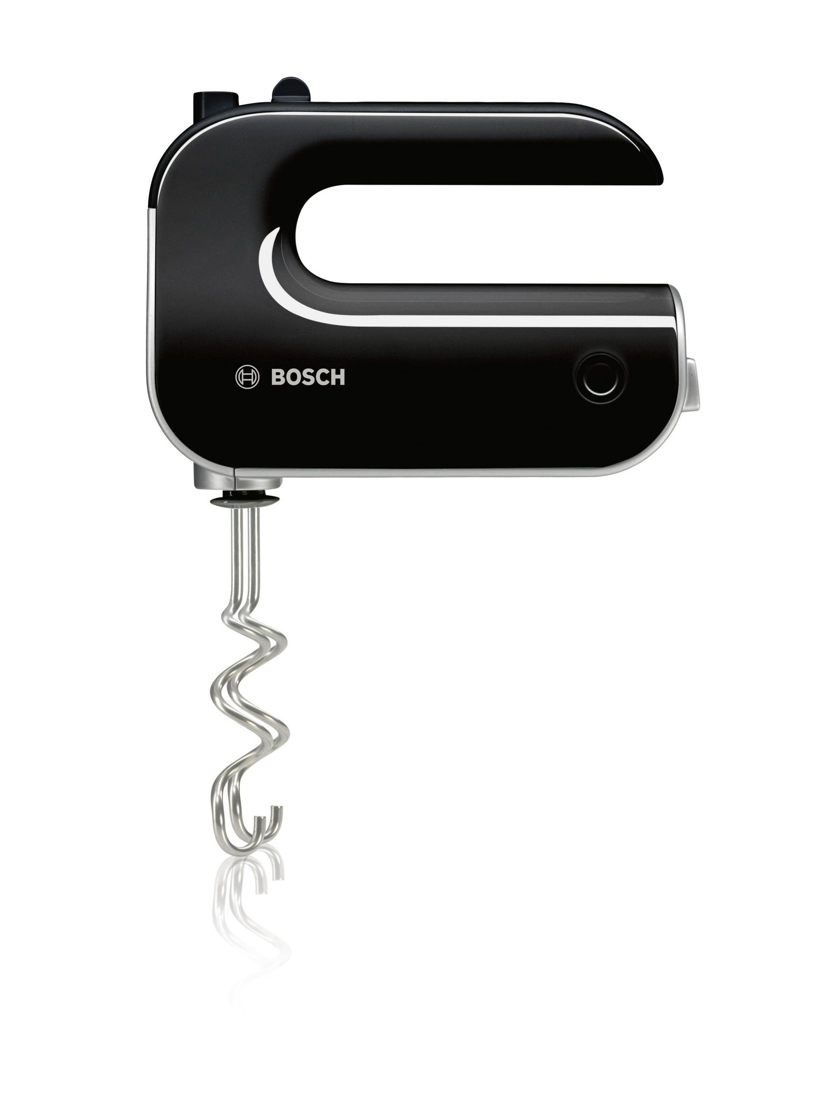 Una batidora de mano negra Bosch con un accesorio de batidor cromado se muestra sobre una superficie blanca.