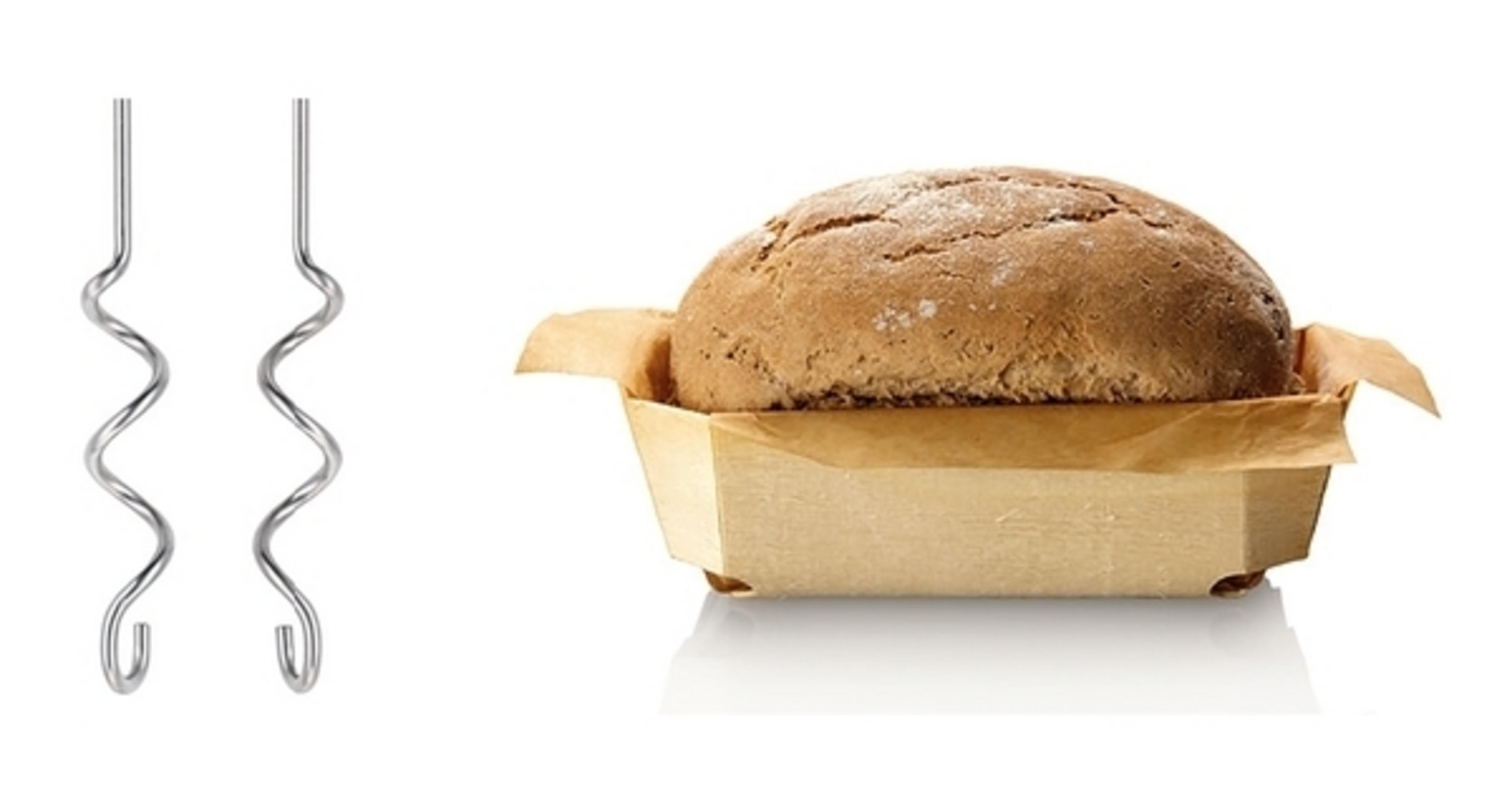 Due ganci per impastare argentati e una pagnotta di pane in una teglia di legno.